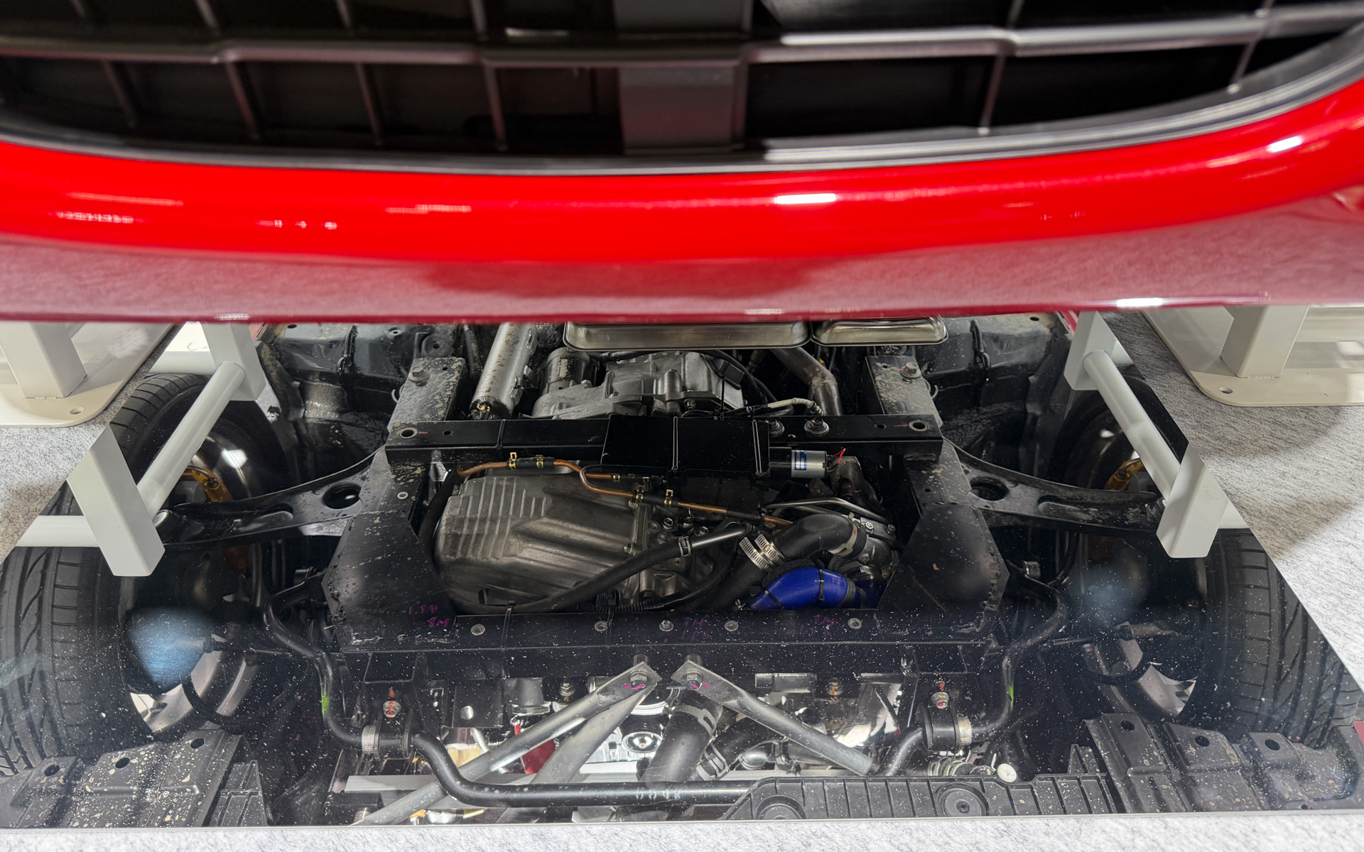 鏡が用意されて車両下部の様子を確認することができる