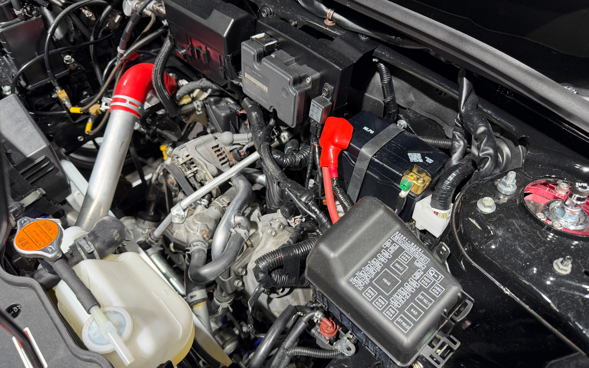 エンジンルームを覗き込むと斜めに傾けた、スラントエンジンが搭載されている