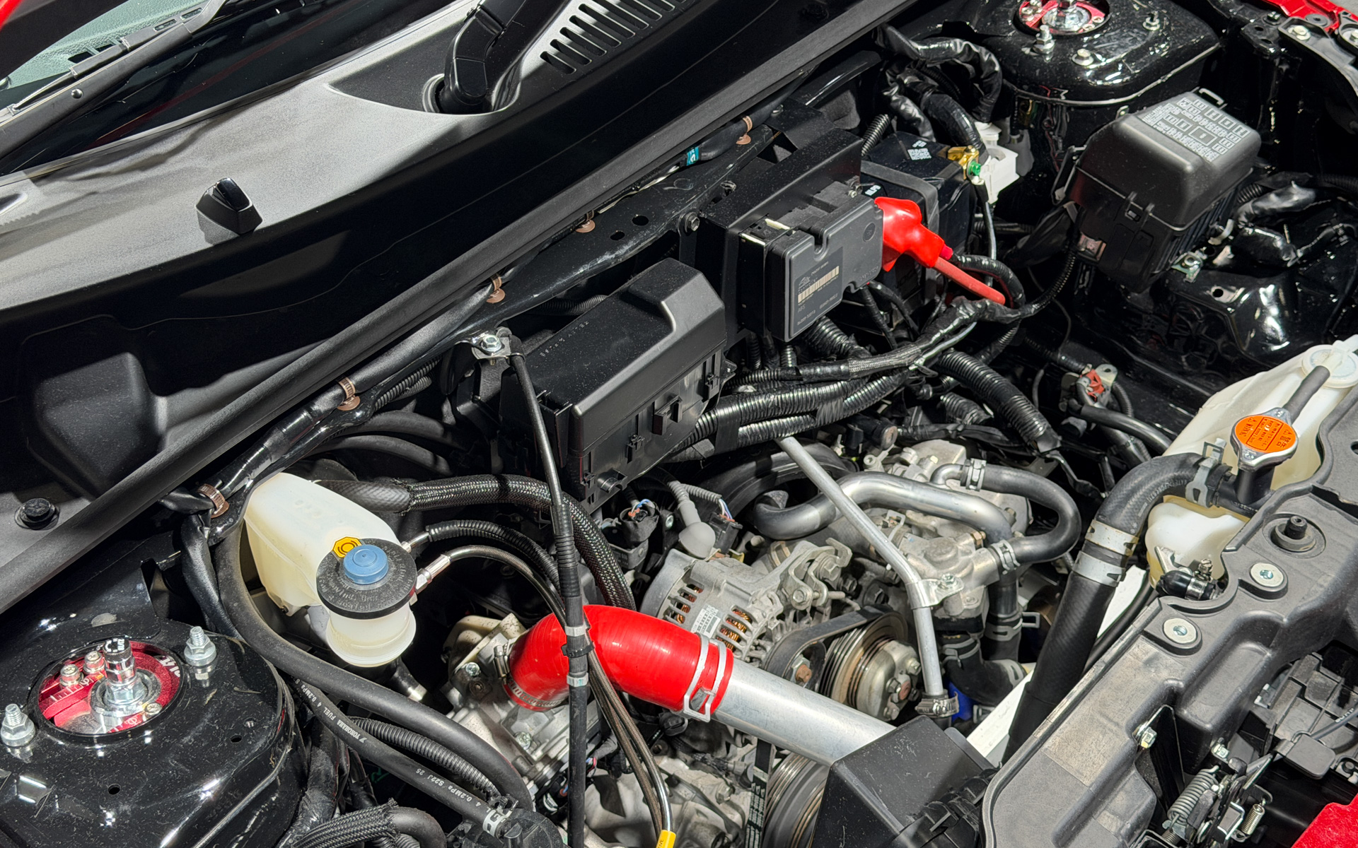 エンジンルームを覗き込むと斜めに傾けた、スラントエンジンが搭載されている