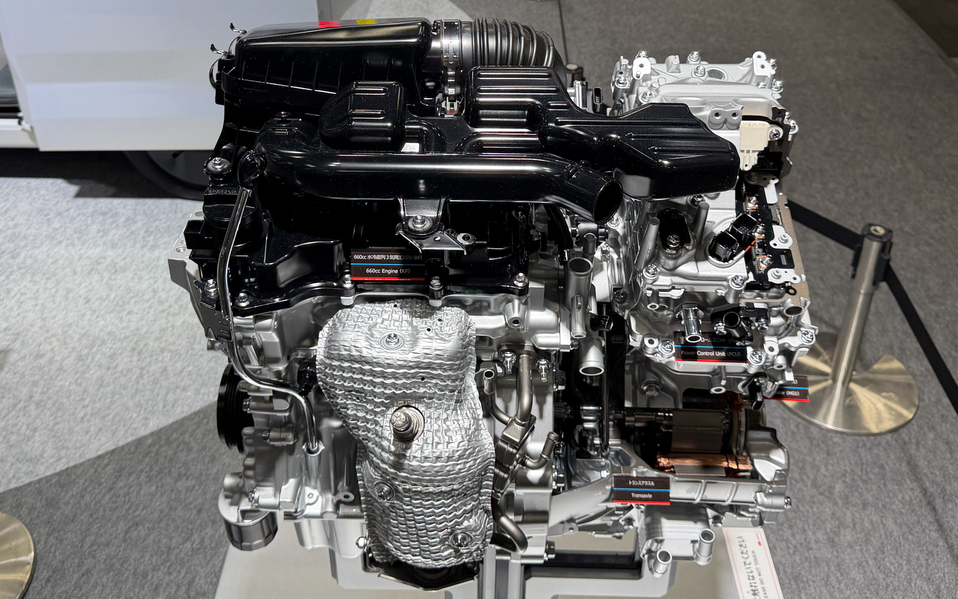 次世代コンセプト軽自動車「K-VISION」と並んで、水冷直列3気筒660ccエンジンを採用するハイブリッドシステムが展示される
