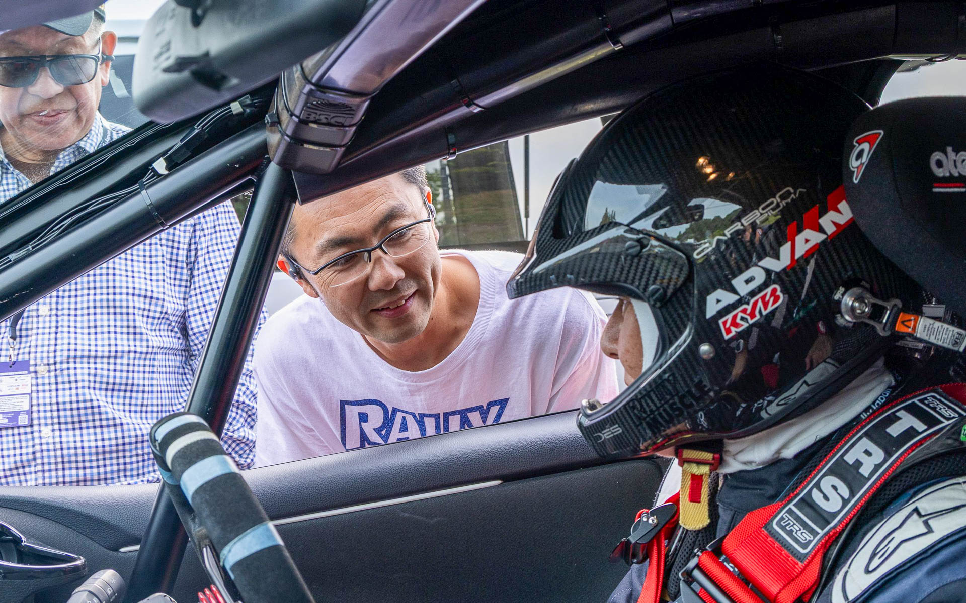Day1の鞍ケ池公園に送り出す大橋渡チーフメカニック。札幌からいつも駆けつけてくれる。帰ってくれば何とかしてくれるという安心感は絶大だ