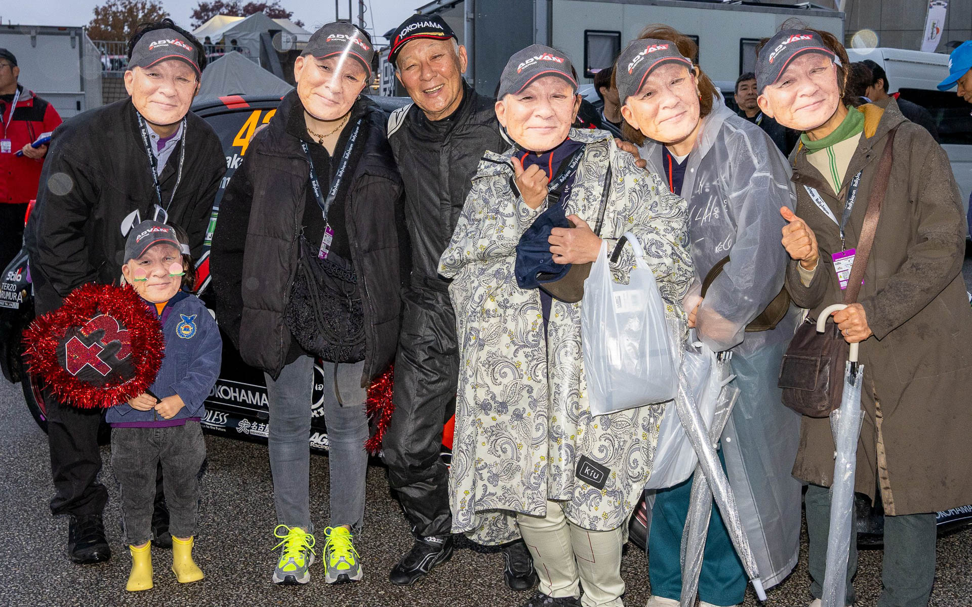 うちの家族と圭ちゃんたち。サービスパークに戻ってくるとたくさんのボクがいて面食らった。本物はどこでしょう？