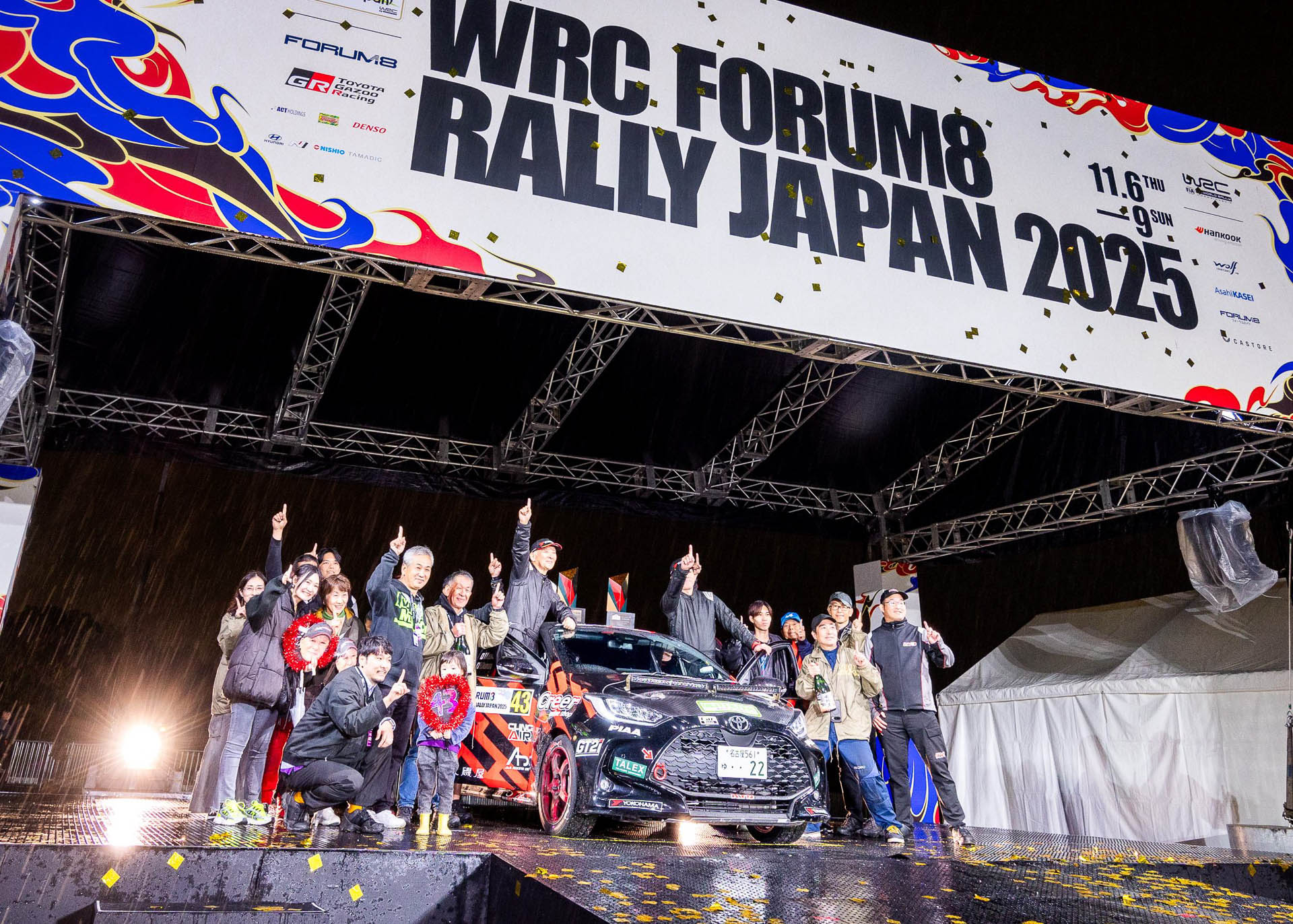 ピエールさんの案内でポディウムに導かれ、チーム全員で喜びを分かち合えたのは心から嬉しかった