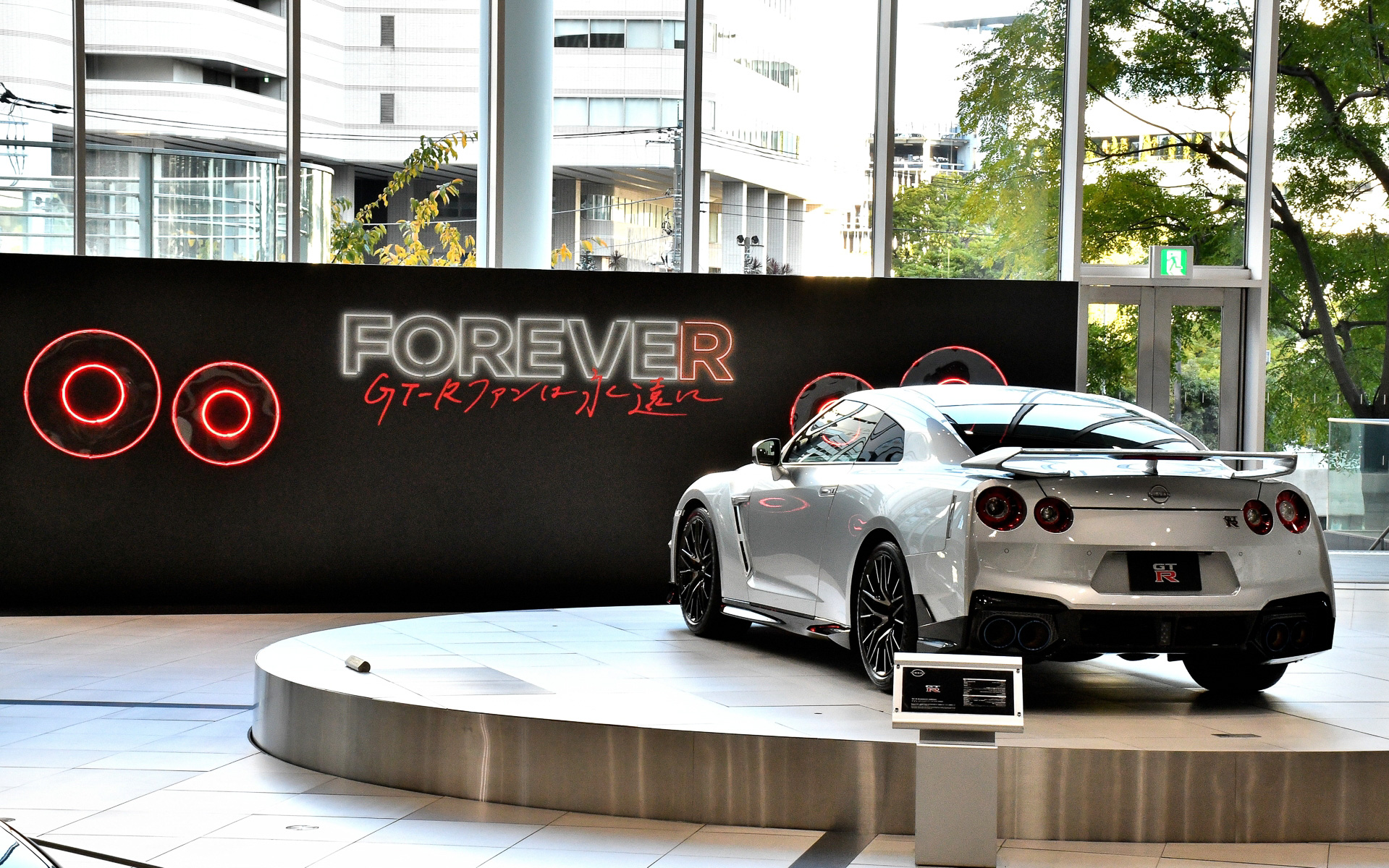 丸型テールランプをモチーフにしたモニュメントにメッセージも書ける