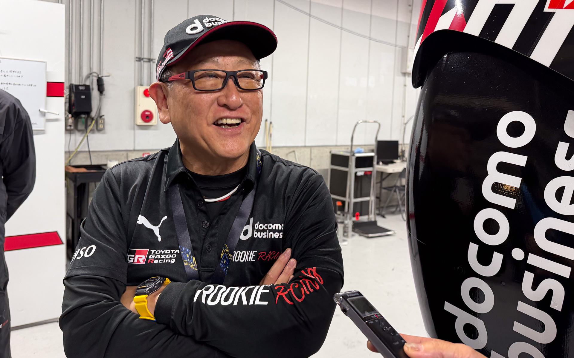 スーパーフォーミュラ最終戦鈴鹿でインタビューに応えるトヨタ自動車株式会社 代表取締役会長 豊田章男氏