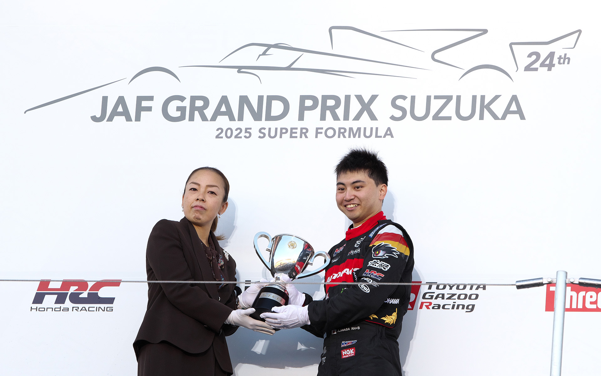 スーパーフォーミュラ最終戦を優勝し、シリーズチャンピオンに輝いた岩佐歩夢選手（右）。瑶子女王（左）から賜杯を授与された