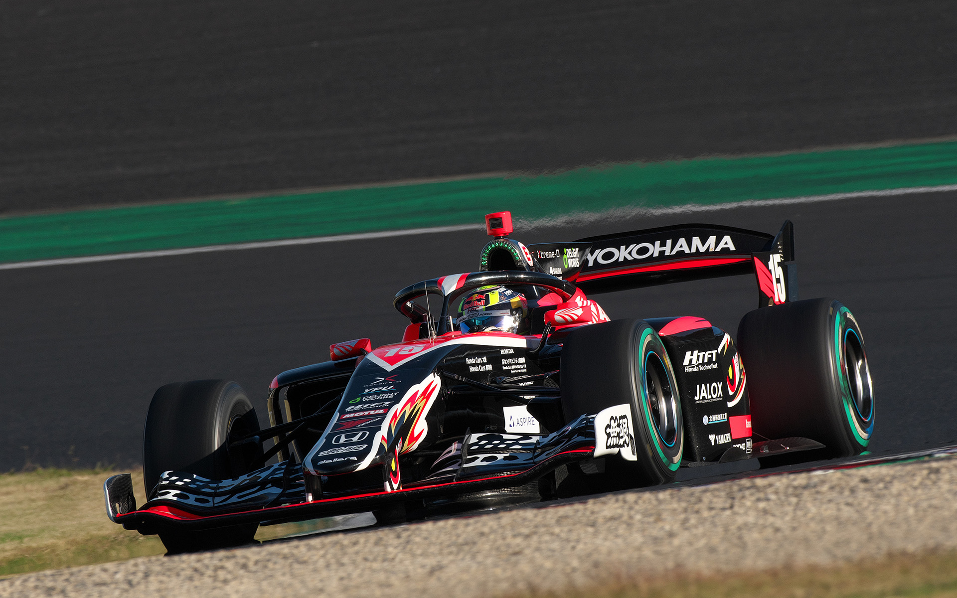 鈴鹿サーキットでトップを走行する岩佐歩夢選手