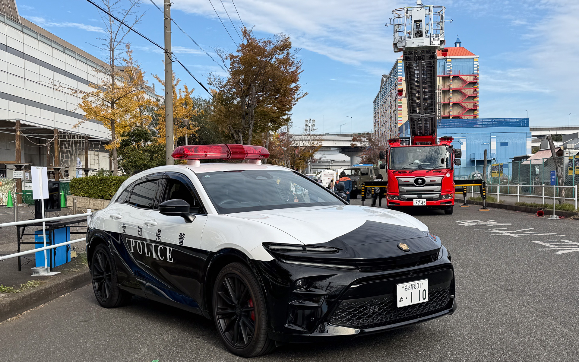 ジャパンモビリティショー名古屋2025に展示された愛知県警の「クラウンスポーツ PHEV パトカー」