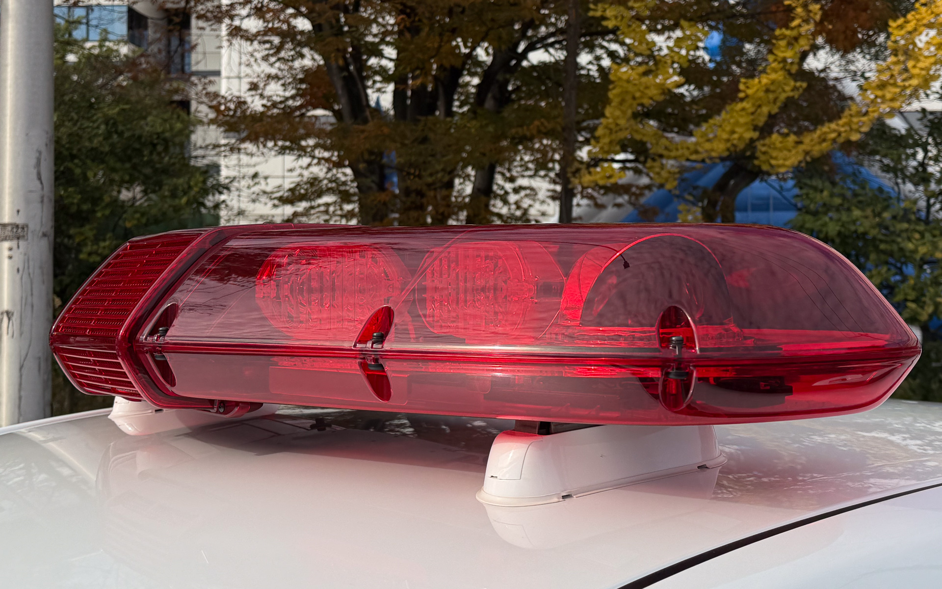 パトカーを象徴する装備である赤色灯