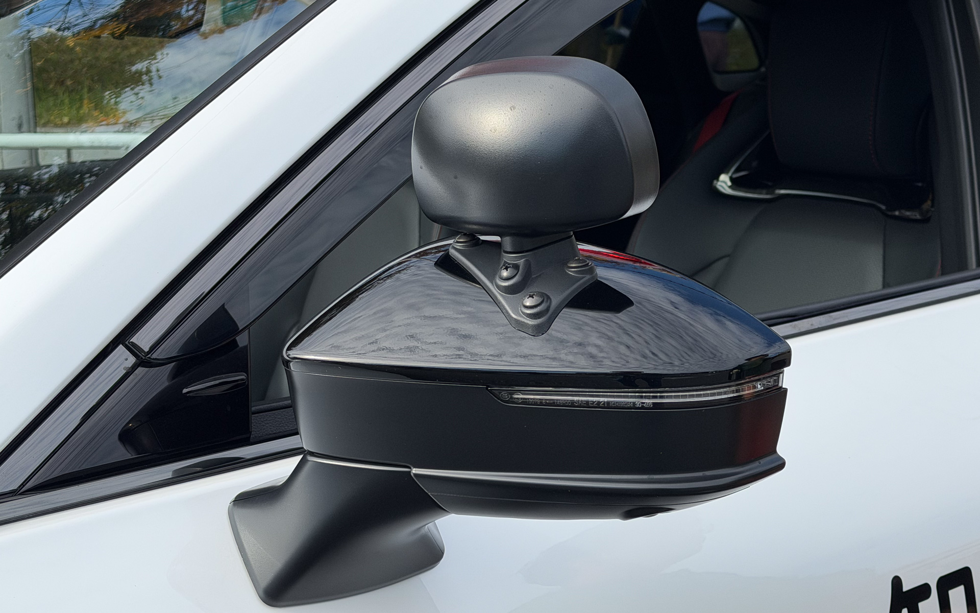助手席ミラーも、新型空力ミラーの上に装着されている