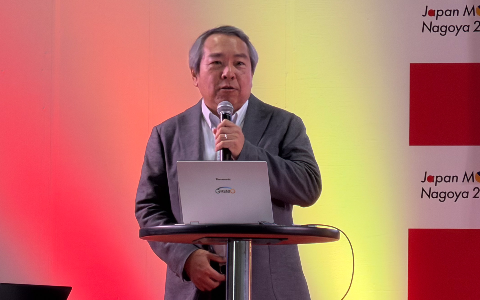 開会のあいさつを行なう名古屋大学 未来社会創造機構 モビリティ社会研究所長　高田広章氏