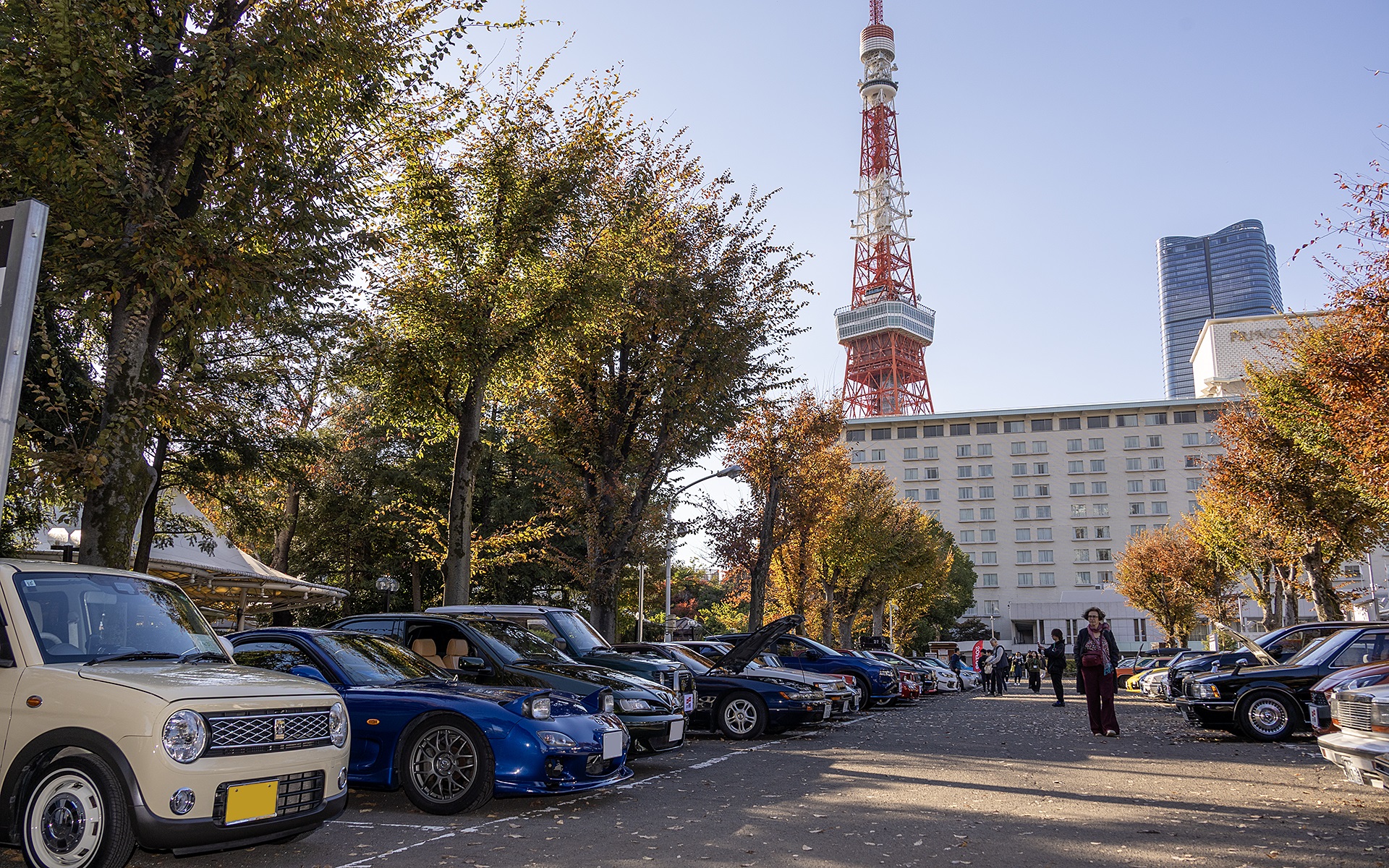 東京都港区にある東京プリンスホテル駐車場にて開催された「くるままていらいふカーミーティングin芝公園」には、さまざまな年式、ジャンルのクルマが参加した