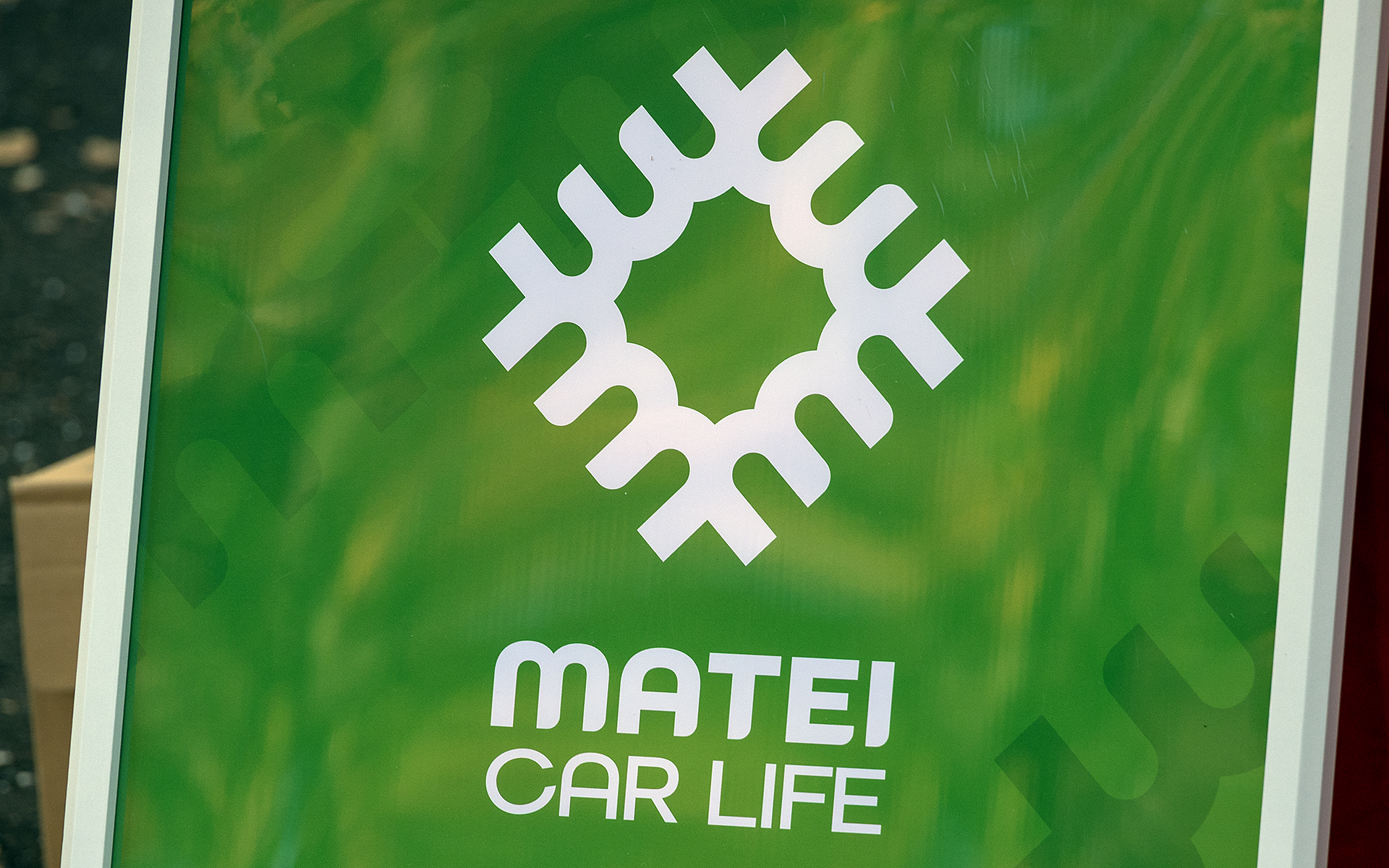 「くるままていらいふ」のロゴ。「真丁」は地域によっては「真手」と書くそうで、「手」とまていをローマ字表記の頭文字である「M」からインスピレーションを受けた造形。作った方はグラフィックデザイナーではあるが「くるままていらいふ」との関わりはご自身のクルマ趣味を通じたものだという