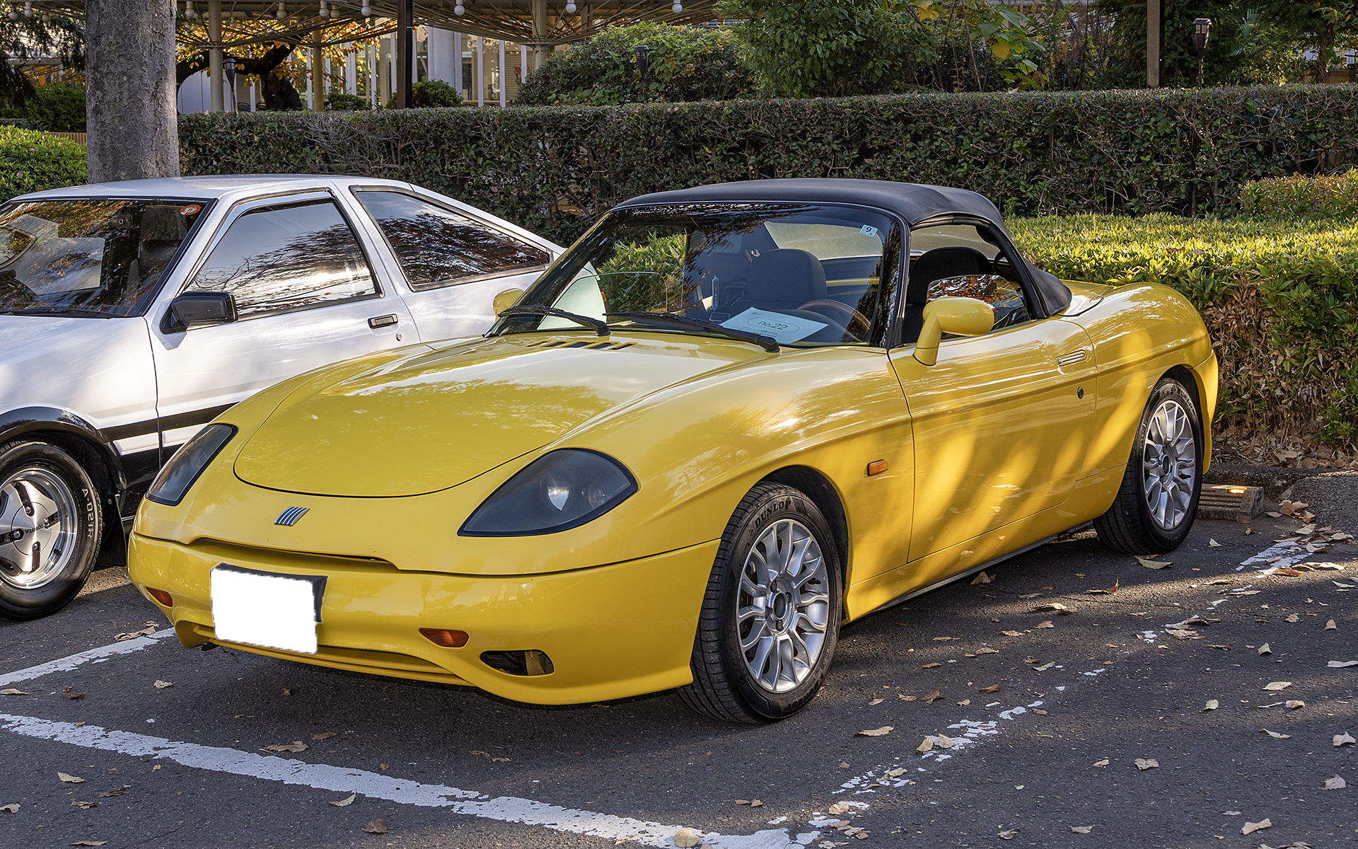 汚れが目立ちやすいボディカラーなので、気がついたら洗車をしているという。洗車の後はスプレー式のコーティング剤で仕上げるそうだ
