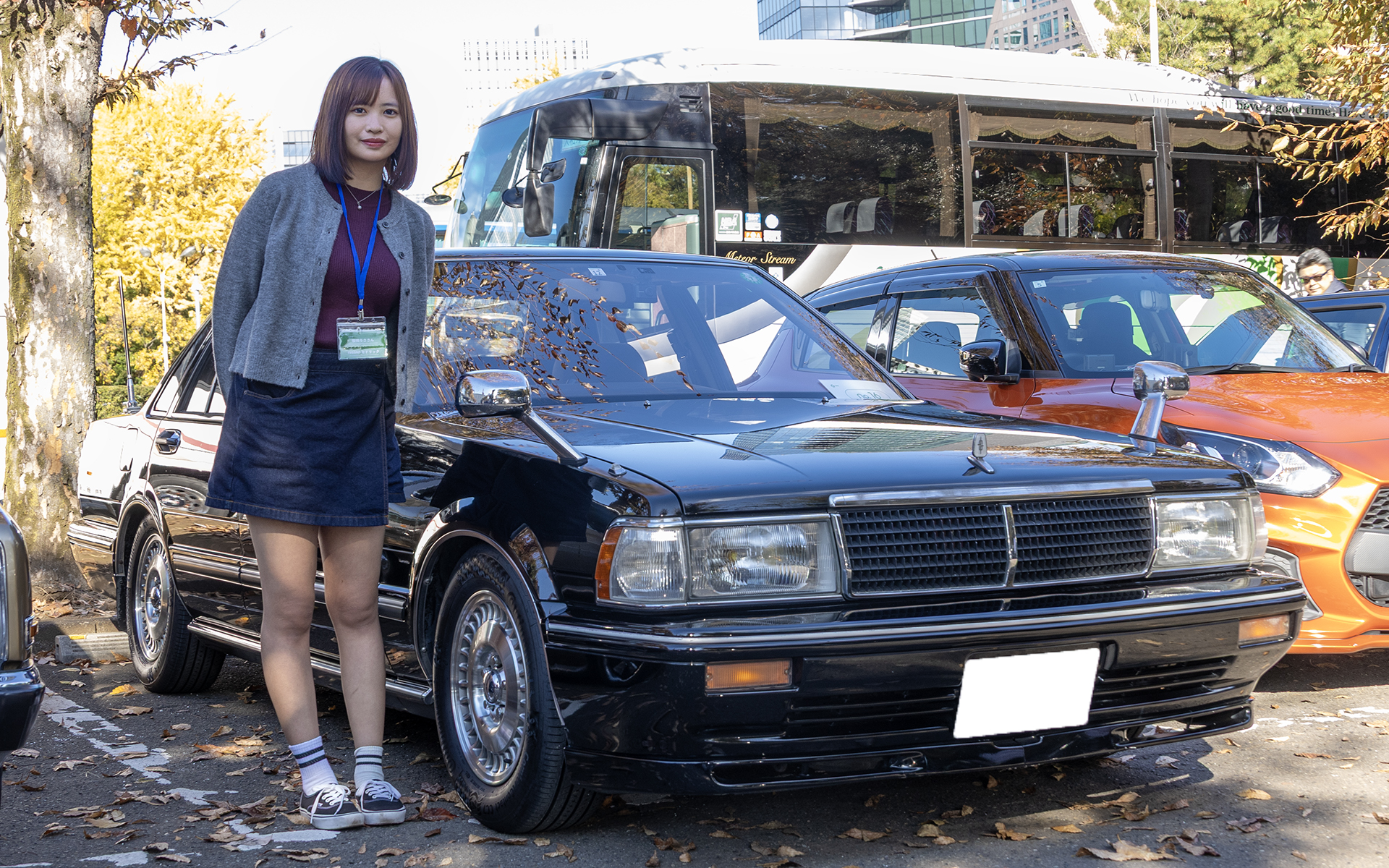 1988年式の日産「セドリック」に乗る「桜田りさ」さん