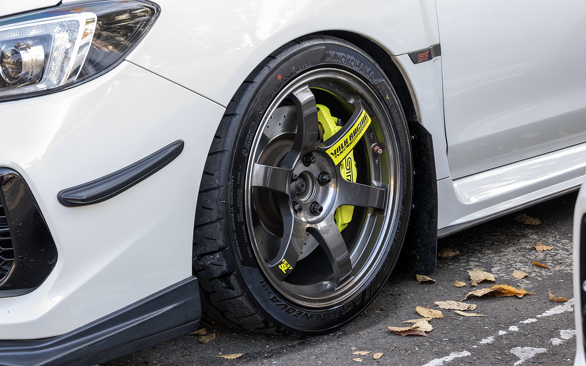 レイズのボルクレーシングTE37 SLを装着する。黄色いステッカーはTE37 SLの海外仕様に使われているもののレプリカ。キャリパーと色を合わせているところがポイント