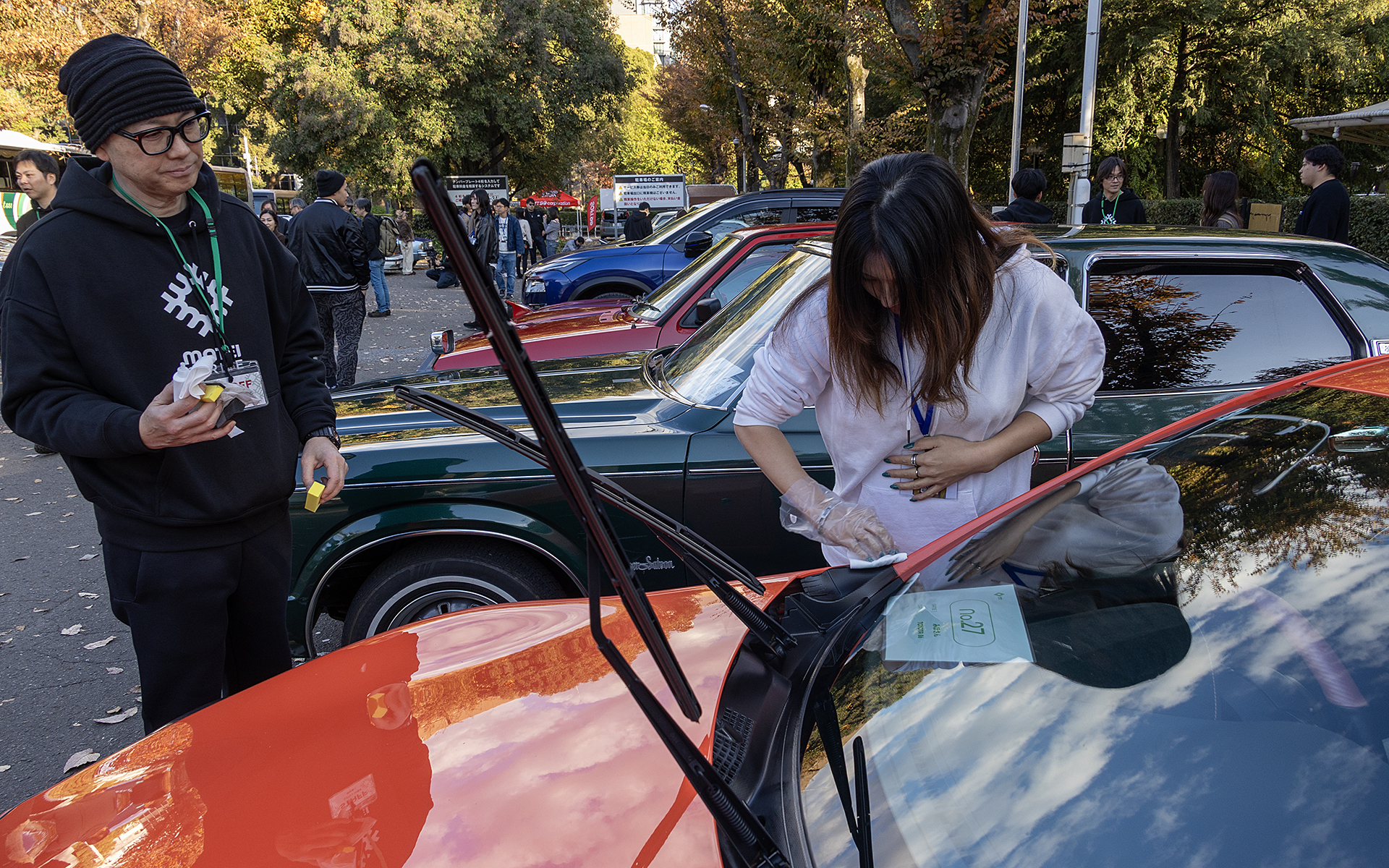 イケ黒の試用。塗って軽く拭き取るだけで作業が完了。ソフト99の製品は誰もが簡単に使えるように作っているので、作業には慣れやコツは一切不要とのこと