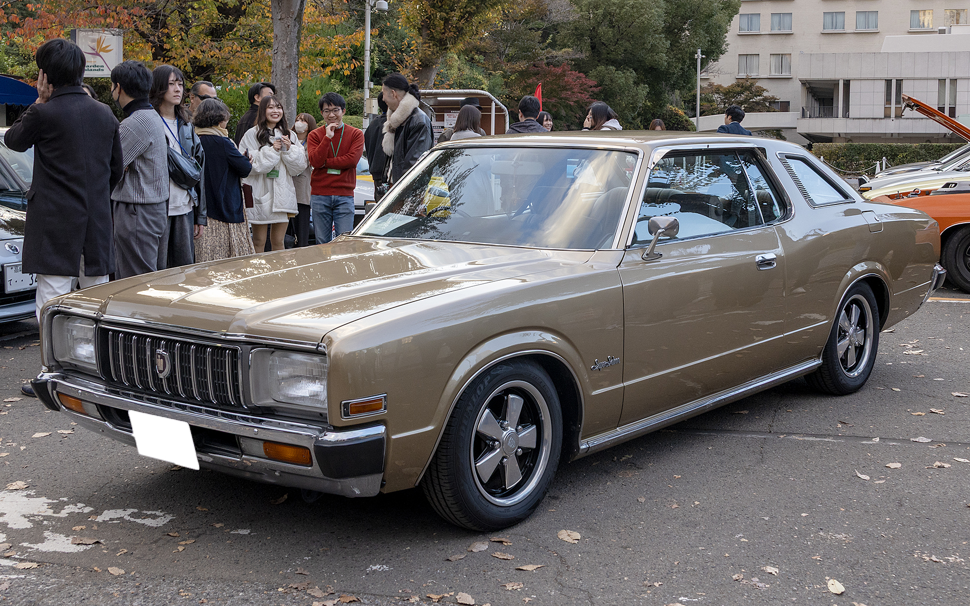 1976年の「クラウン スーパーサルーン」。アメ車のような雰囲気を持つ国産車を探していたところ見つけたのがこのクラウン。エンジンは2.0リッターのM-EU。購入したのは10年ほど前で少しずつ仕上げて現在の姿になったとのこと