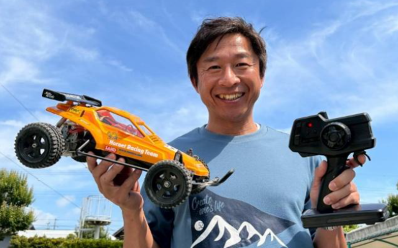 スポーツキャスターでRCカーファンの荻原次晴氏も参加する