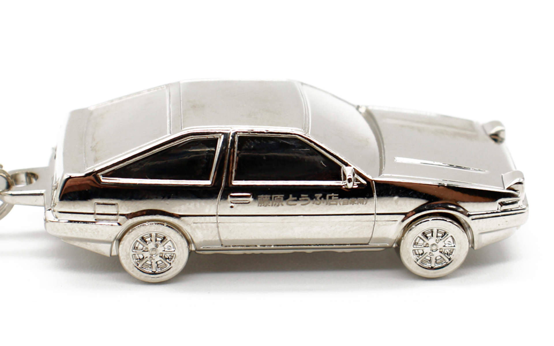 細部まで精密に再現している。クルマのサイズは5.4×2×1.7cm（全長×全幅×全高）、重さは57g