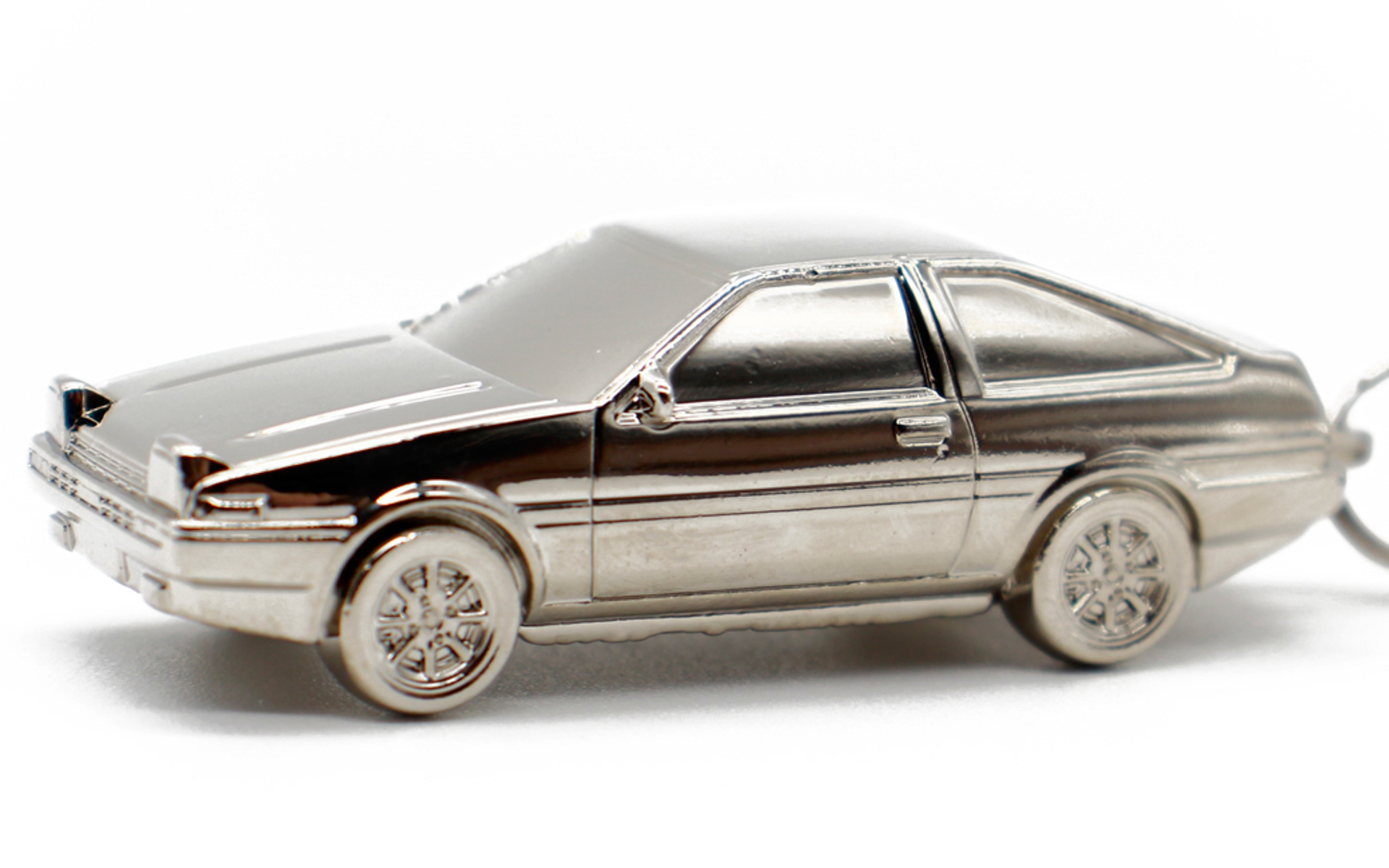 細部まで精密に再現している。クルマのサイズは5.4×2×1.7cm（全長×全幅×全高）、重さは57g