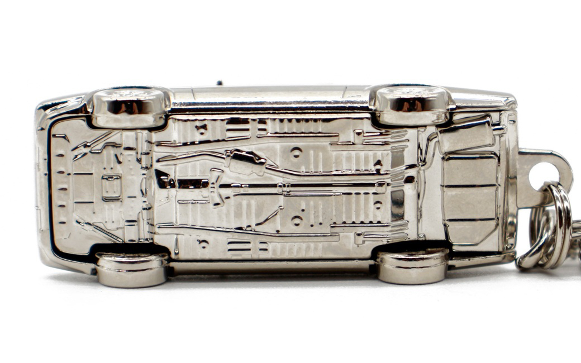 細部まで精密に再現している。クルマのサイズは5.4×2×1.7cm（全長×全幅×全高）、重さは57g