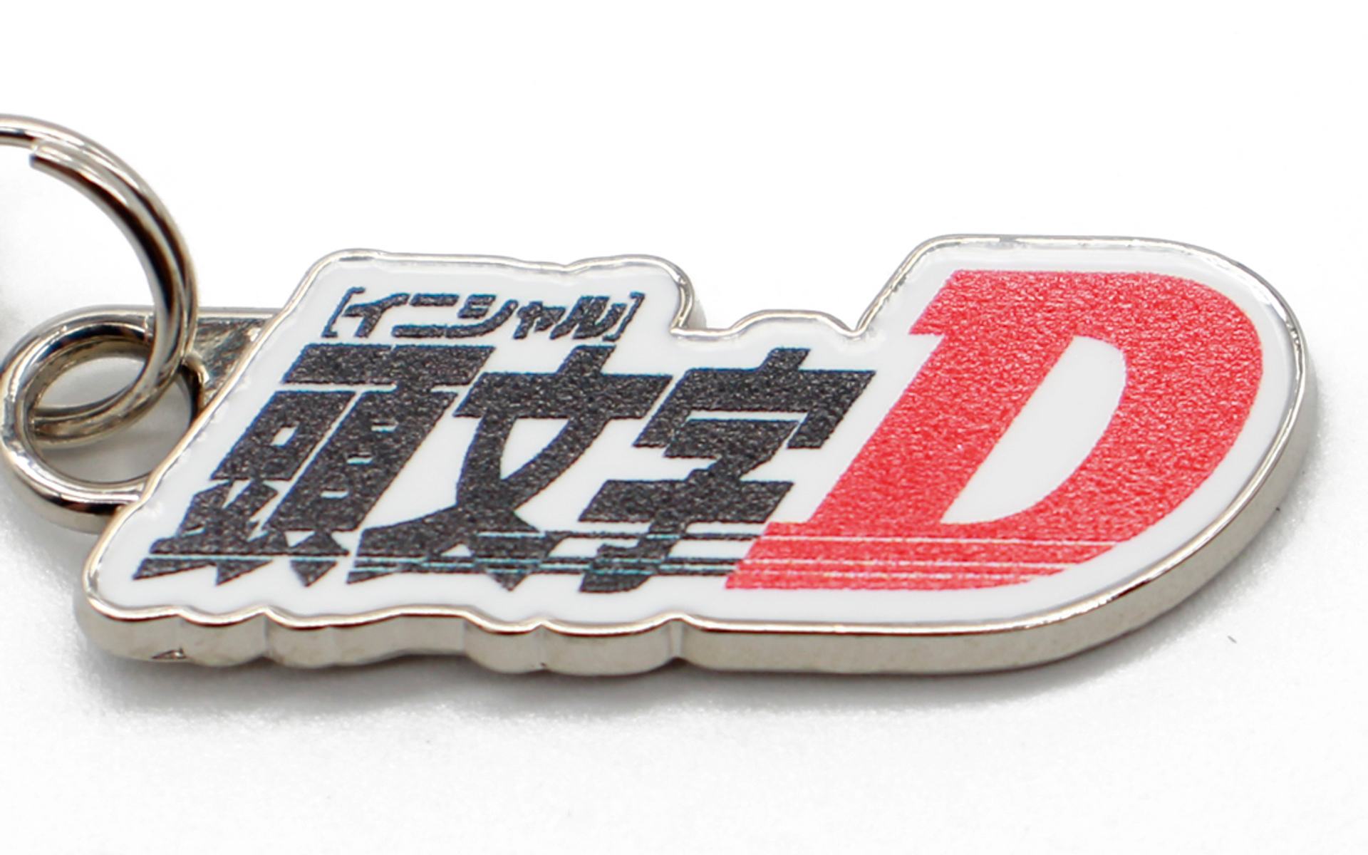 頭文字Dロゴとマンガの1シーンが描かれたプレートも付属する