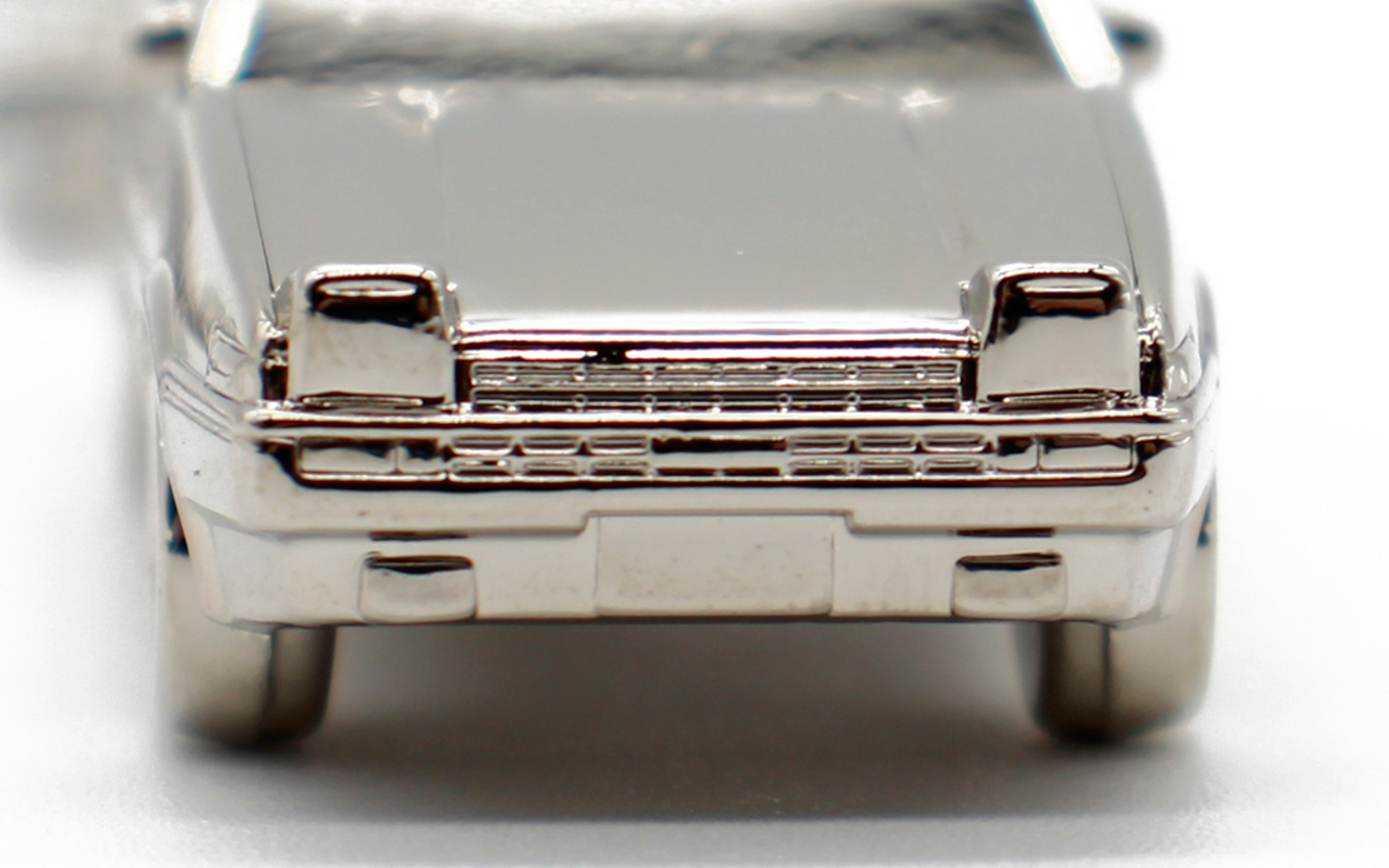 細部まで精密に再現している。クルマのサイズは5.4×2×1.7cm（全長×全幅×全高）、重さは57g