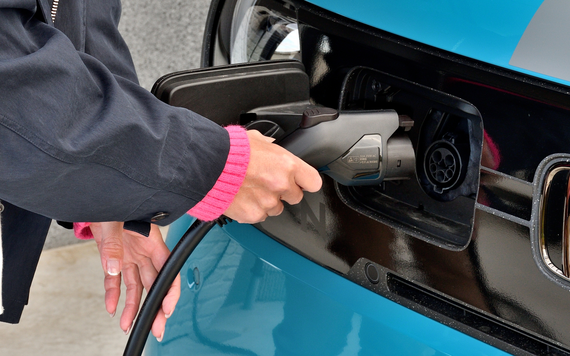 N-ONE e:の普通充電ポートは正面向かって左側に配置されている。また純正アクセサリーには、屋外での充電の際、充電ポート内や充電コネクターを「ほこり・汚れ・雨」から保護してくれるほか、紫外線の低減にも役立つ「ポートリッドカバー」もラインアップされている。価格は収納袋付きで1万6500円