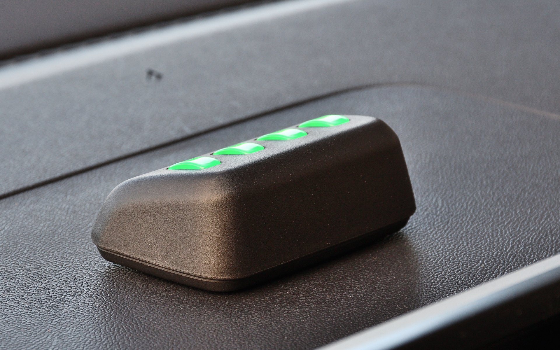 ダッシュボードには車外からでも充電状況を確認できる「充電インジゲーター」を完備（3万1900円）