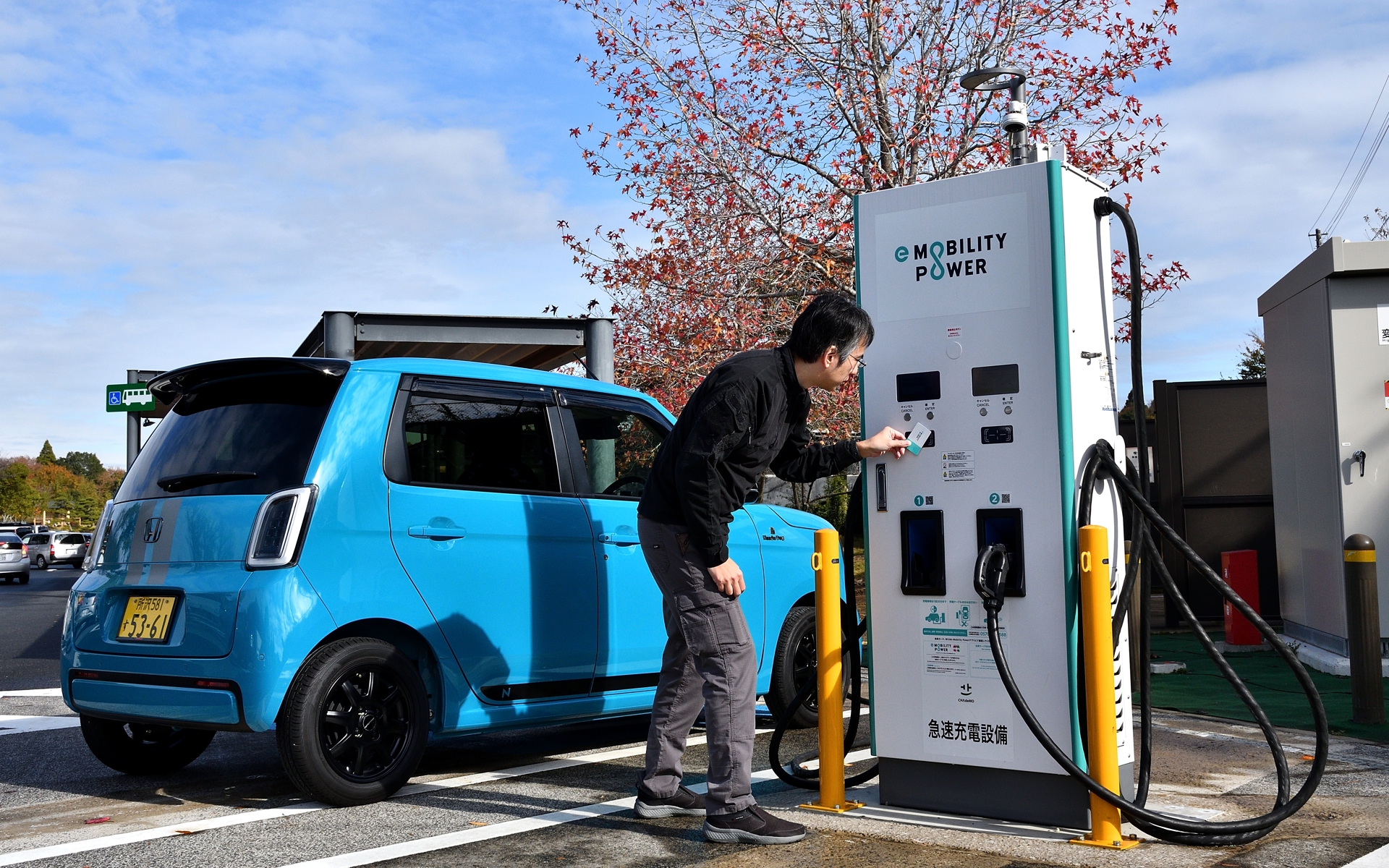 出先の急速充電器を利用する場合、あらかじめ登録してある充電ICカードを所持するか、毎回ゲスト登録する必要がある