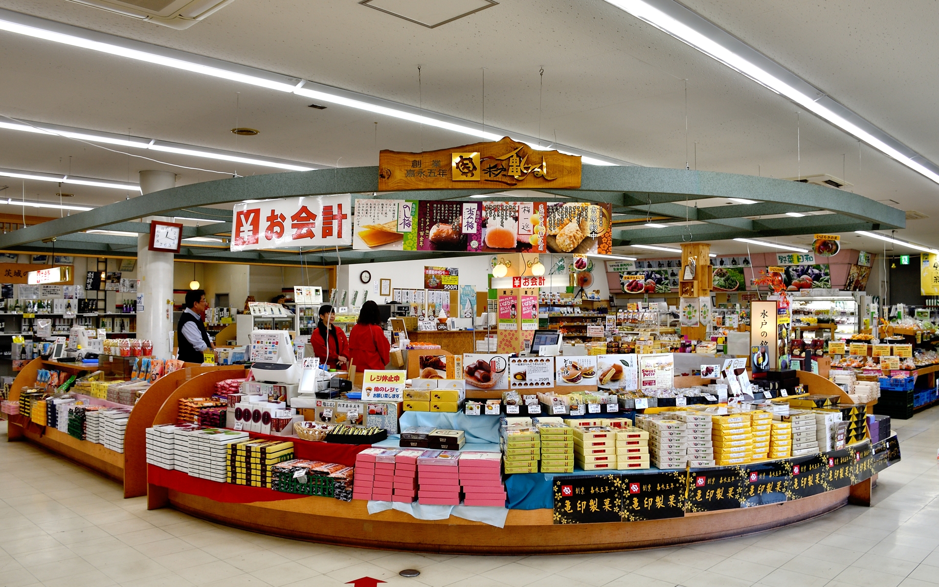 店内は明るく広いスペースで、ゆっくりと買い物を楽しめる。納豆や芋けんぴなど茨城各地から届く名産品や特産品などが豊富で、ついつい買い過ぎてしまいそうになる