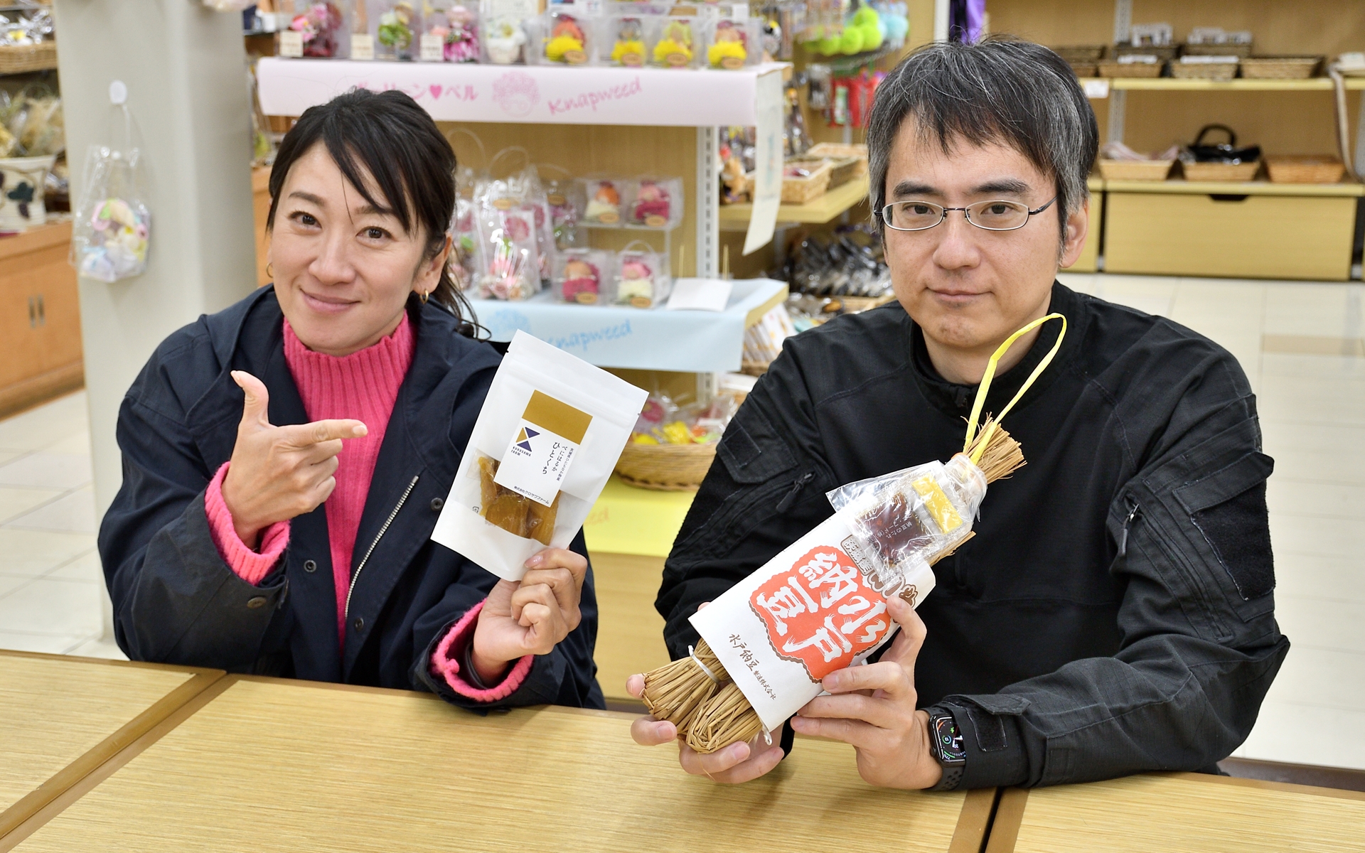 店内は明るく広いスペースで、ゆっくりと買い物を楽しめる。納豆や芋けんぴなど茨城各地から届く名産品や特産品などが豊富で、ついつい買い過ぎてしまいそうになる