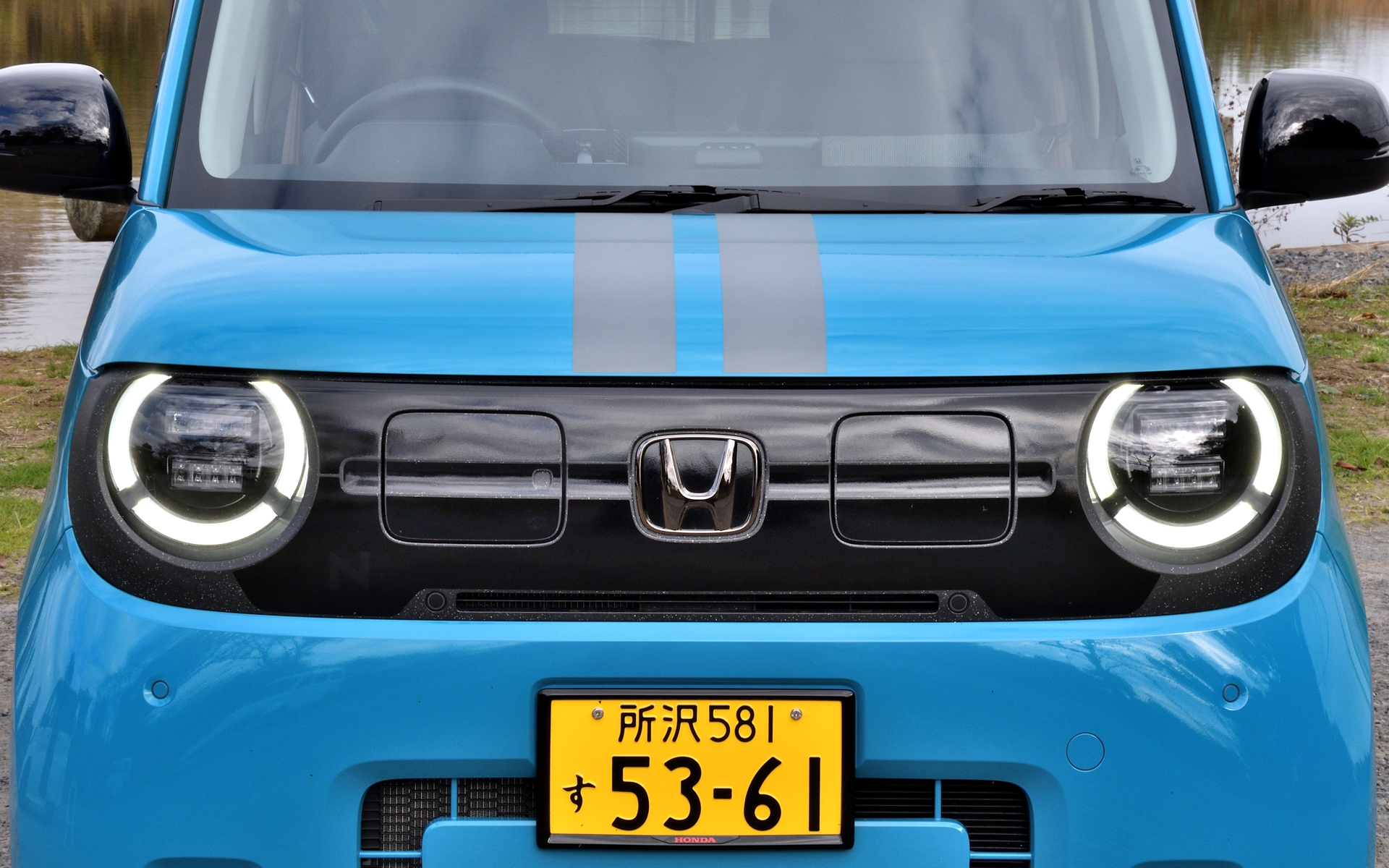 スポーティでもあり可愛くもあるフロントフェイス。グリルには純正アクセサリーの「デカールフロントグリル」を装備している。カラーは画像のブラックとブラック×シルバーから選べる。価格は1万6500円