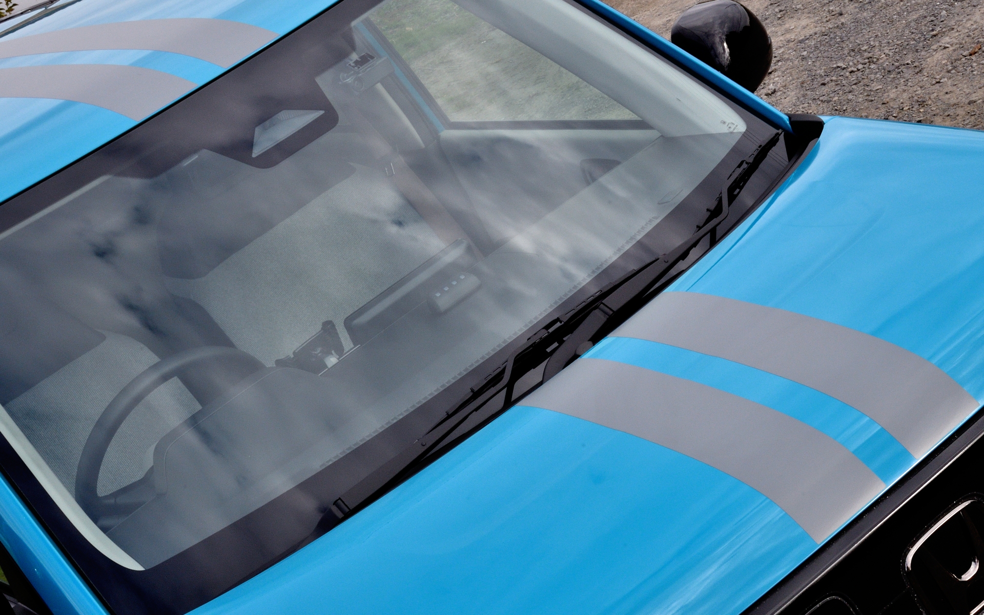 「デカールセンターストライプ」は3万8500円で、ボンネット、ルーフ、テールゲート、テールゲートスポイラー分がすべてセット。カラーはどのボディカラーにもマッチするマットグレー