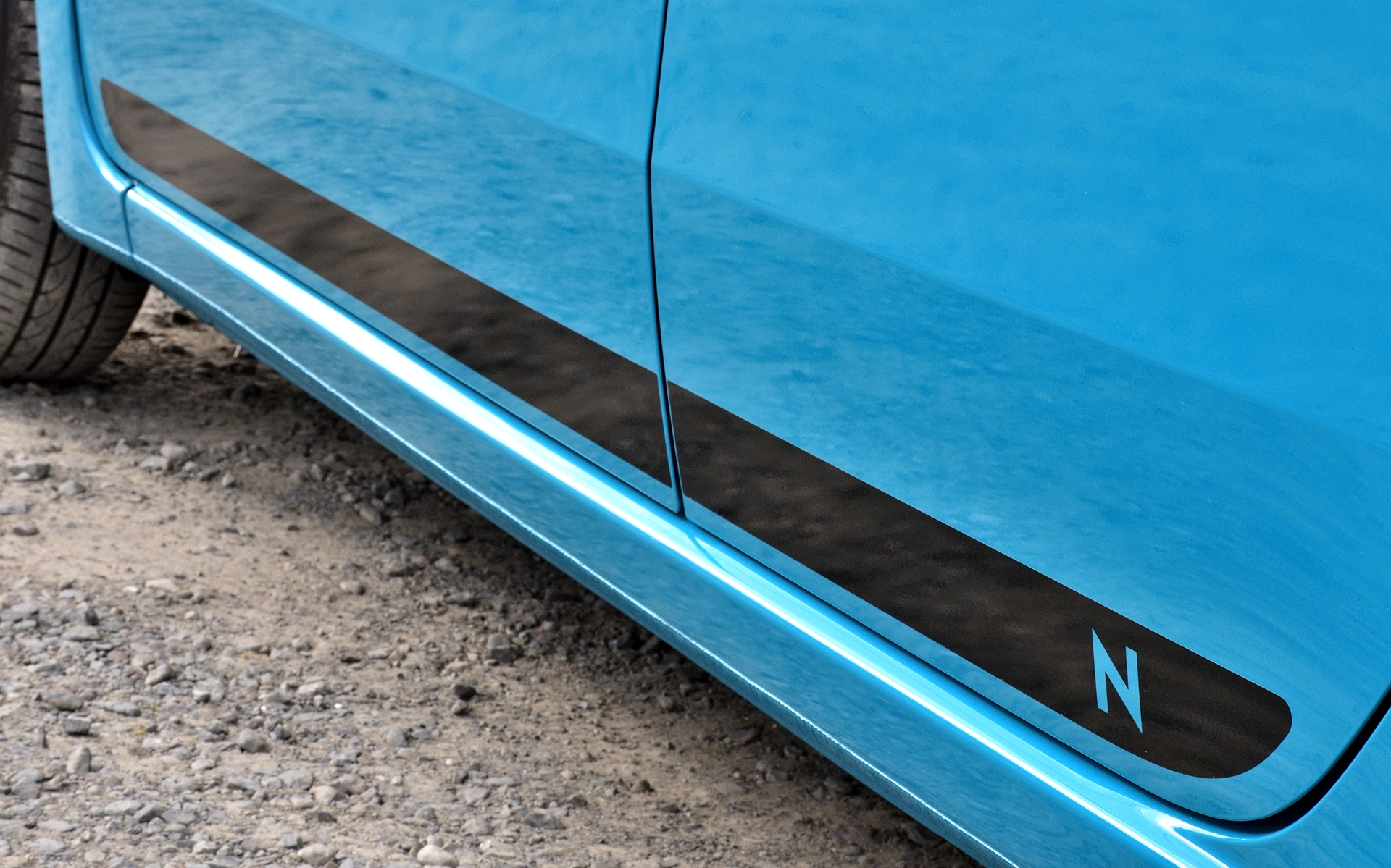 ブラックとシルバーから選べる「デカールボディサイド」は、「N」の切り抜き部分がありボディ色の「N」が現れる。3万3000円