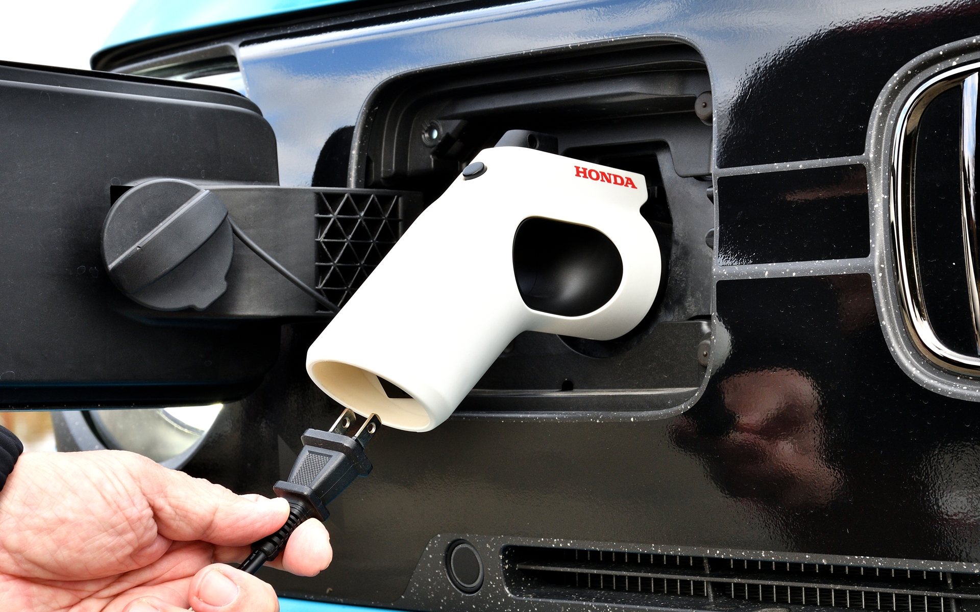 「AC外部給電器」があれば、普通充電ポートからAC100V（最大1500W）を取り出せる