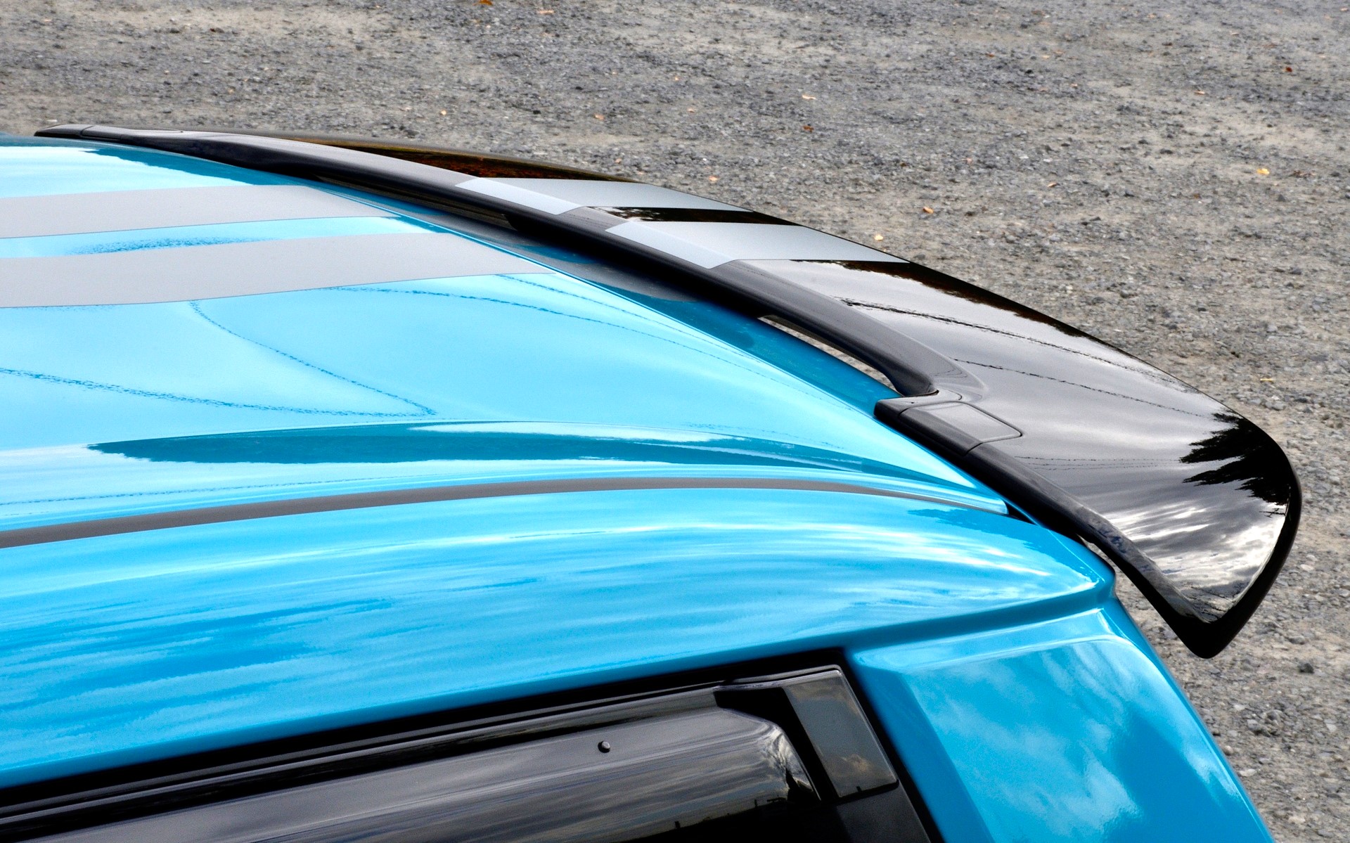 クリスタルブラック・パール色の「テールゲートスポイラー」は2万7500円