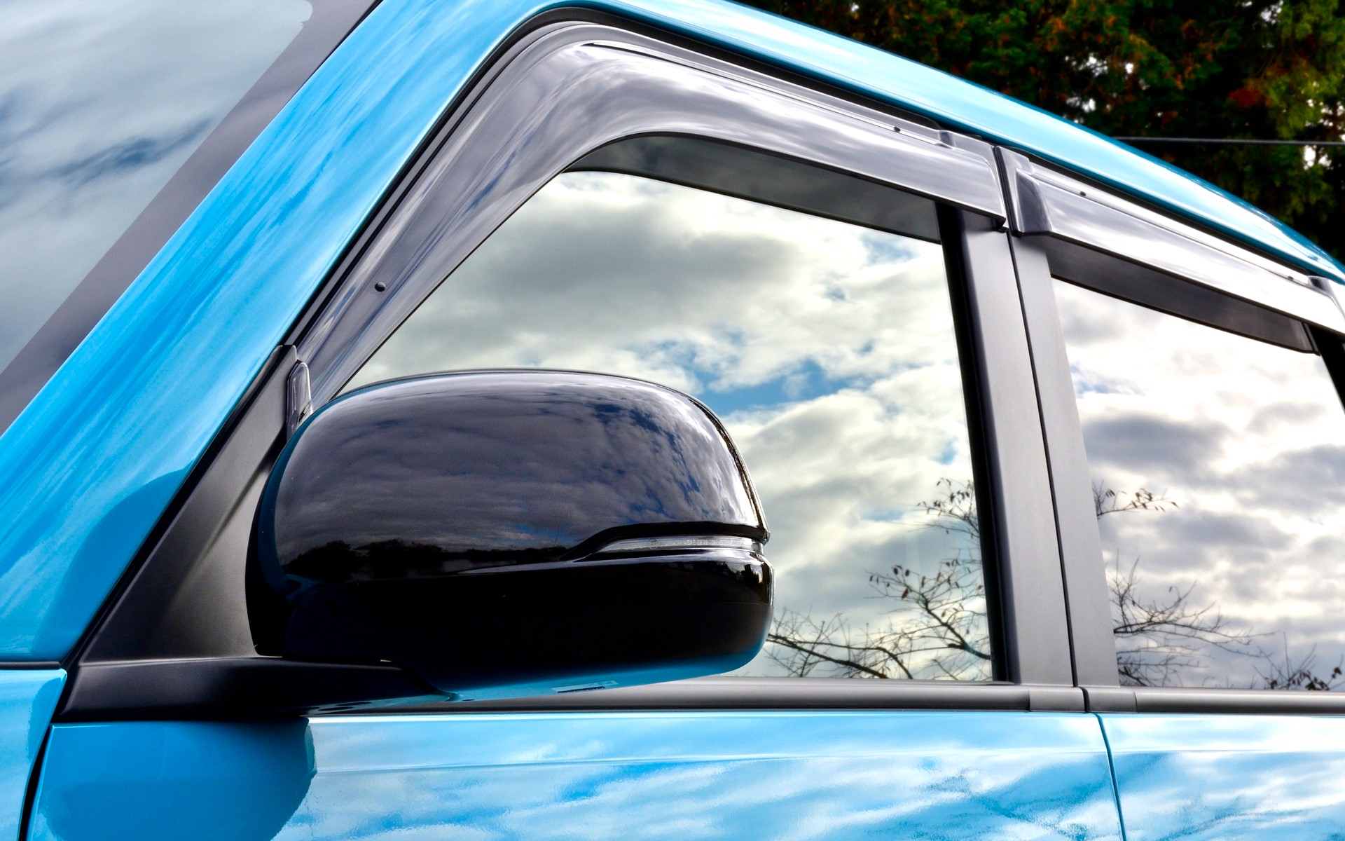 サステナブル素材を使った「ドアバイザー」は4枚セットで2万8600円