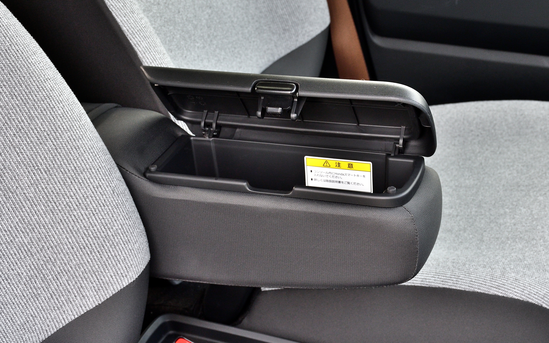 「アームレストコンソール」は運転に適した高さでありつつ、小物も収納できる便利アイテム。1万9800円