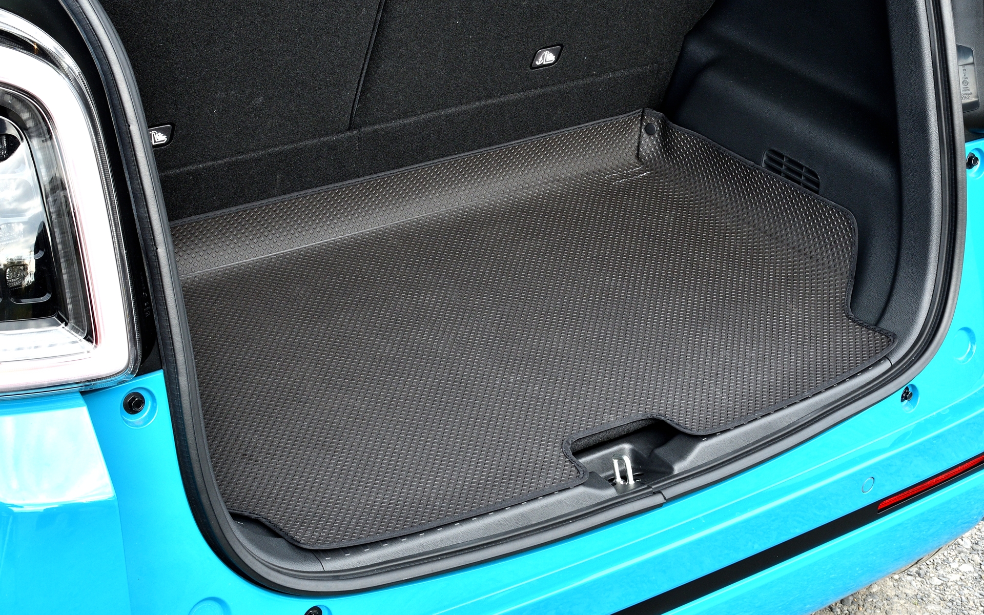 防水性があり濡れた荷物も気にせず積める縁高折り畳みタイプの「ラゲッジトレイ」は6600円