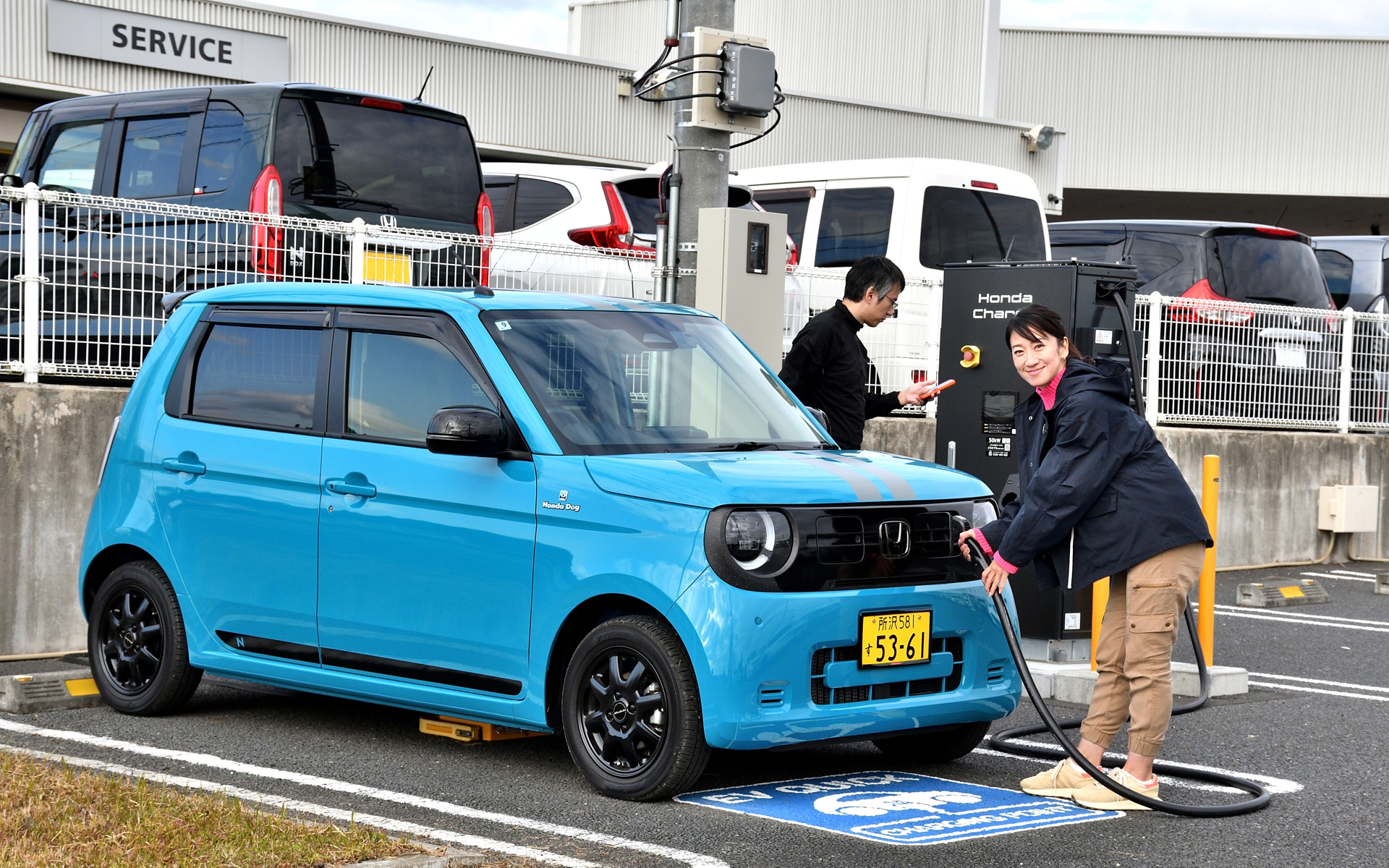 プラグを充電ポートに挿し、開始・終了・支払いもアプリで完結するので、ICカードを持参してかざしたりする必要はない