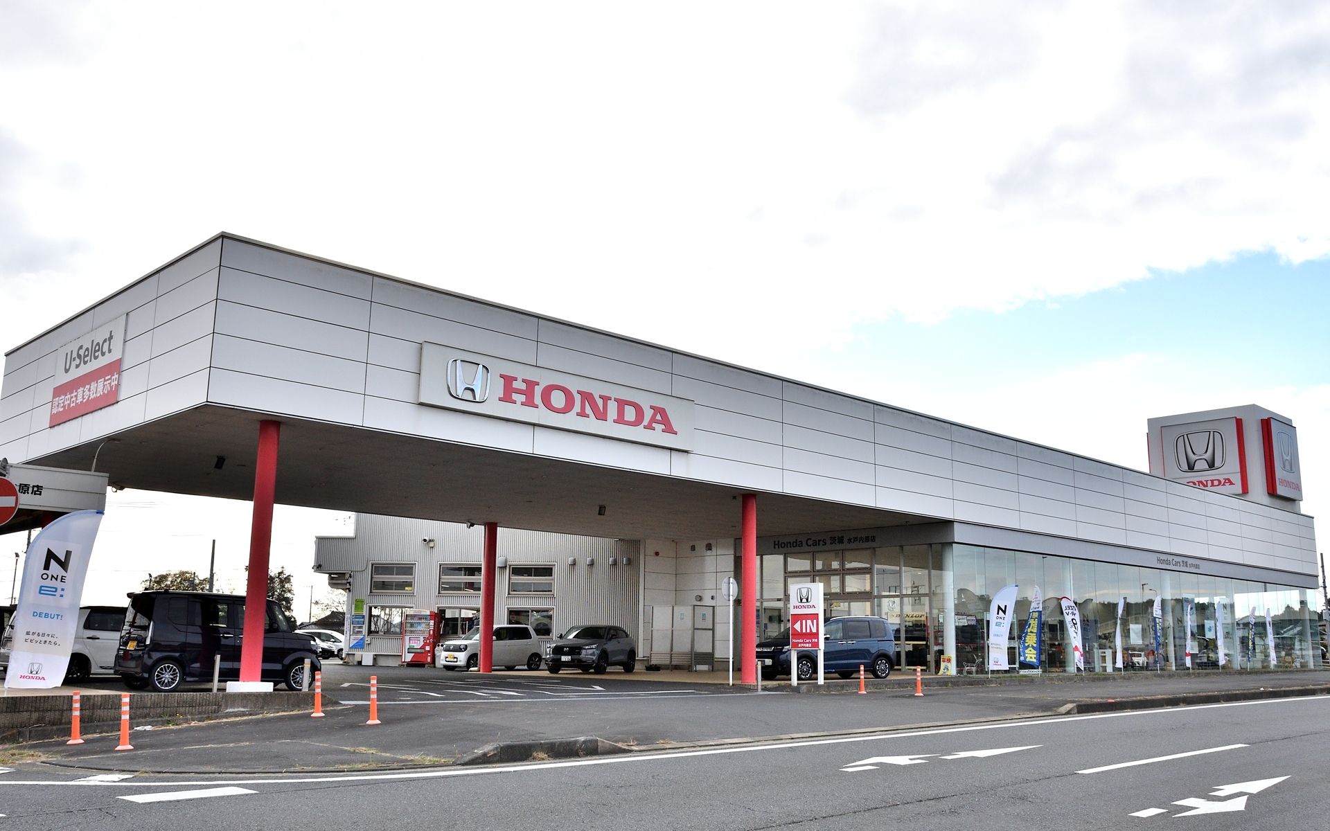 ひたちの里 水戸インター店でお土産購入後に、Honda Chargeアプリで検索したところ、もっとも近くに急速充電器が設置されていたので立ち寄ったホンダカーズ水戸内原店。スタッフにお話を聞くと、北関東エリアでN-ONE e:は予想以上に売れていて好調とのこと。戸建てで買い物や駅までの送迎がメインのクルマならBEVに切り替えてしまうオーナーが増えているそうだ
