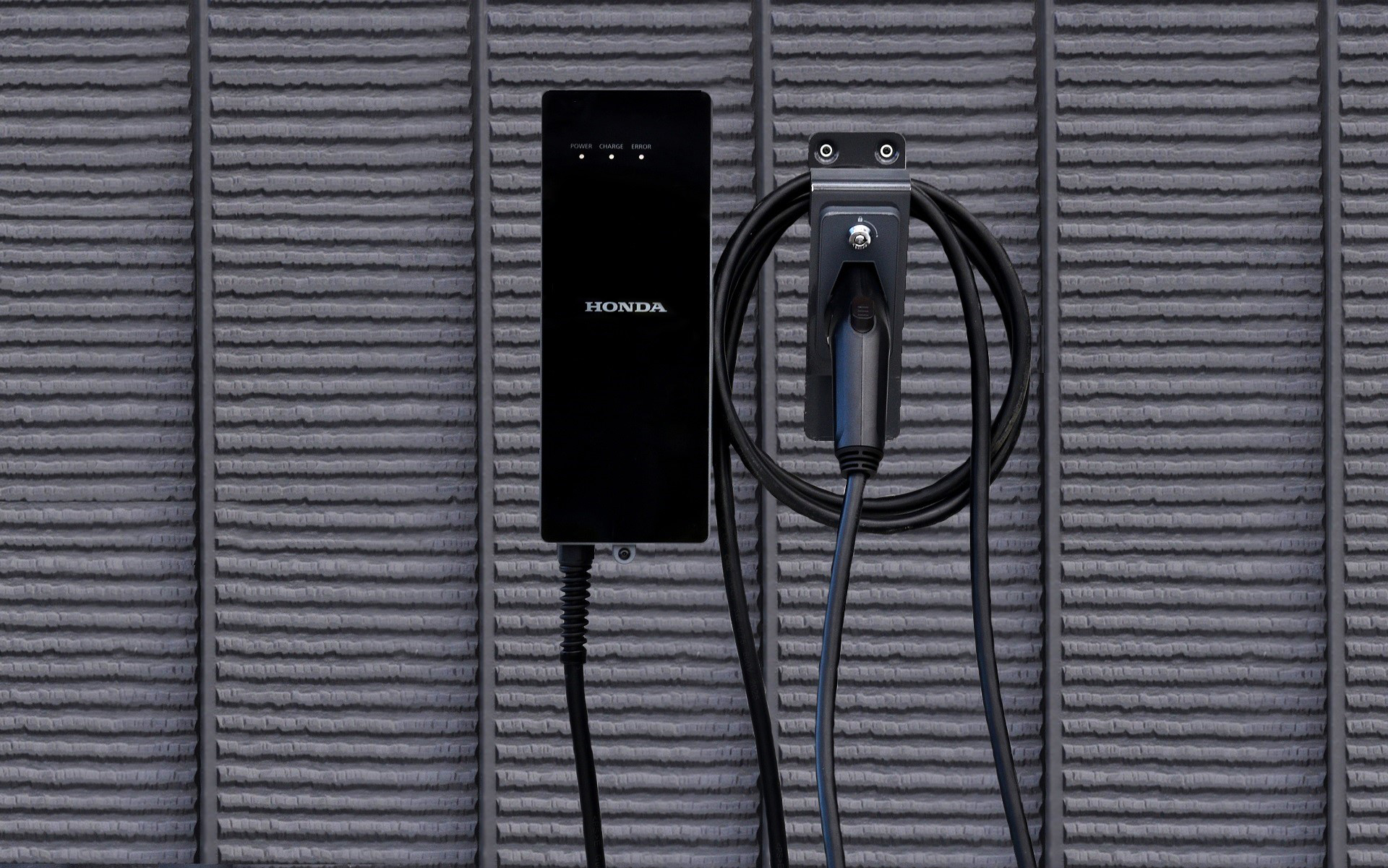 普通充電器（Honda EV Charger）は標準設置費用込みで約37万円～。販売店のHonda Carsも設置を推奨している