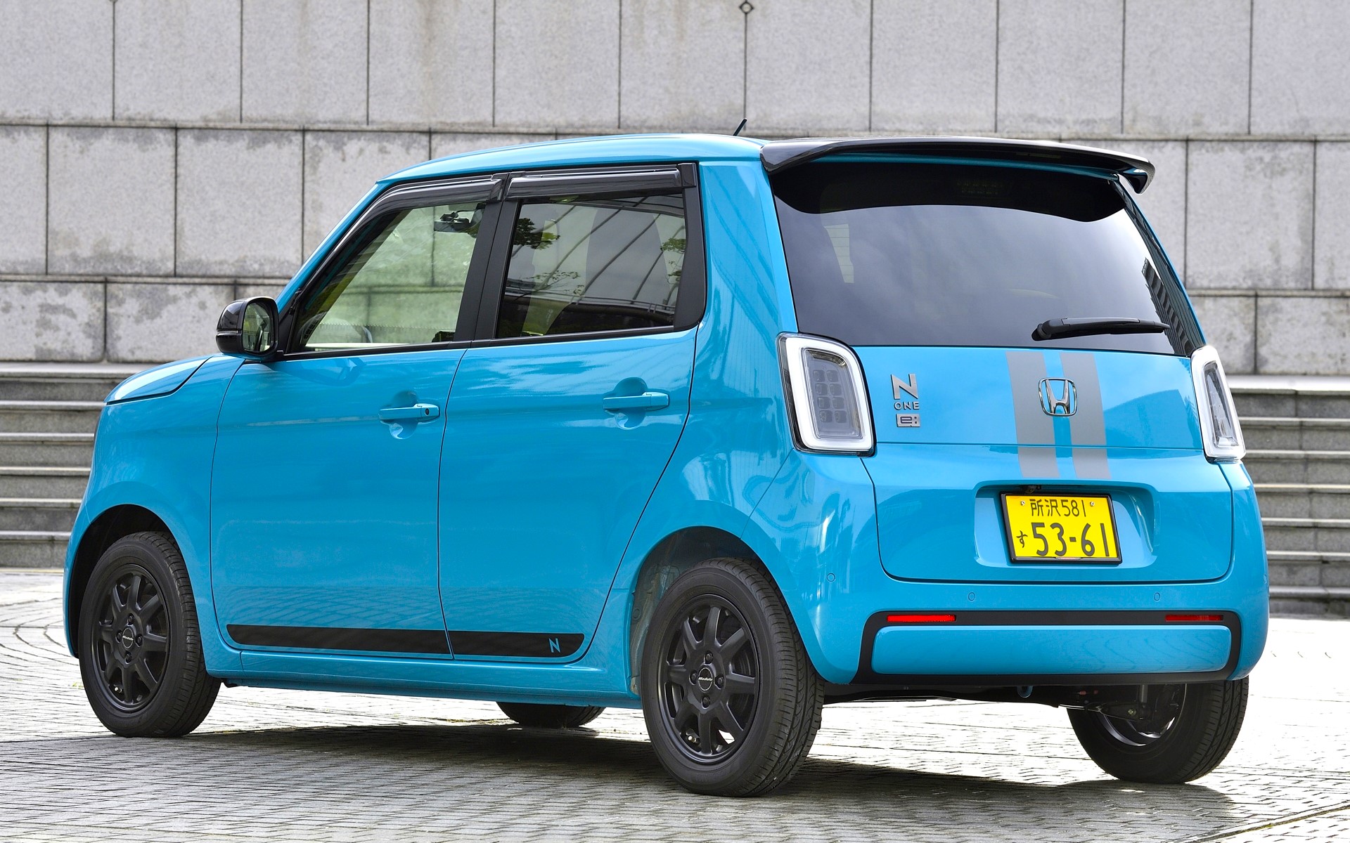 ボディサイズは3395×1475×1545㎜（全長×全幅×全高）、ホイールベースは2520mm、車両重量は1030kg