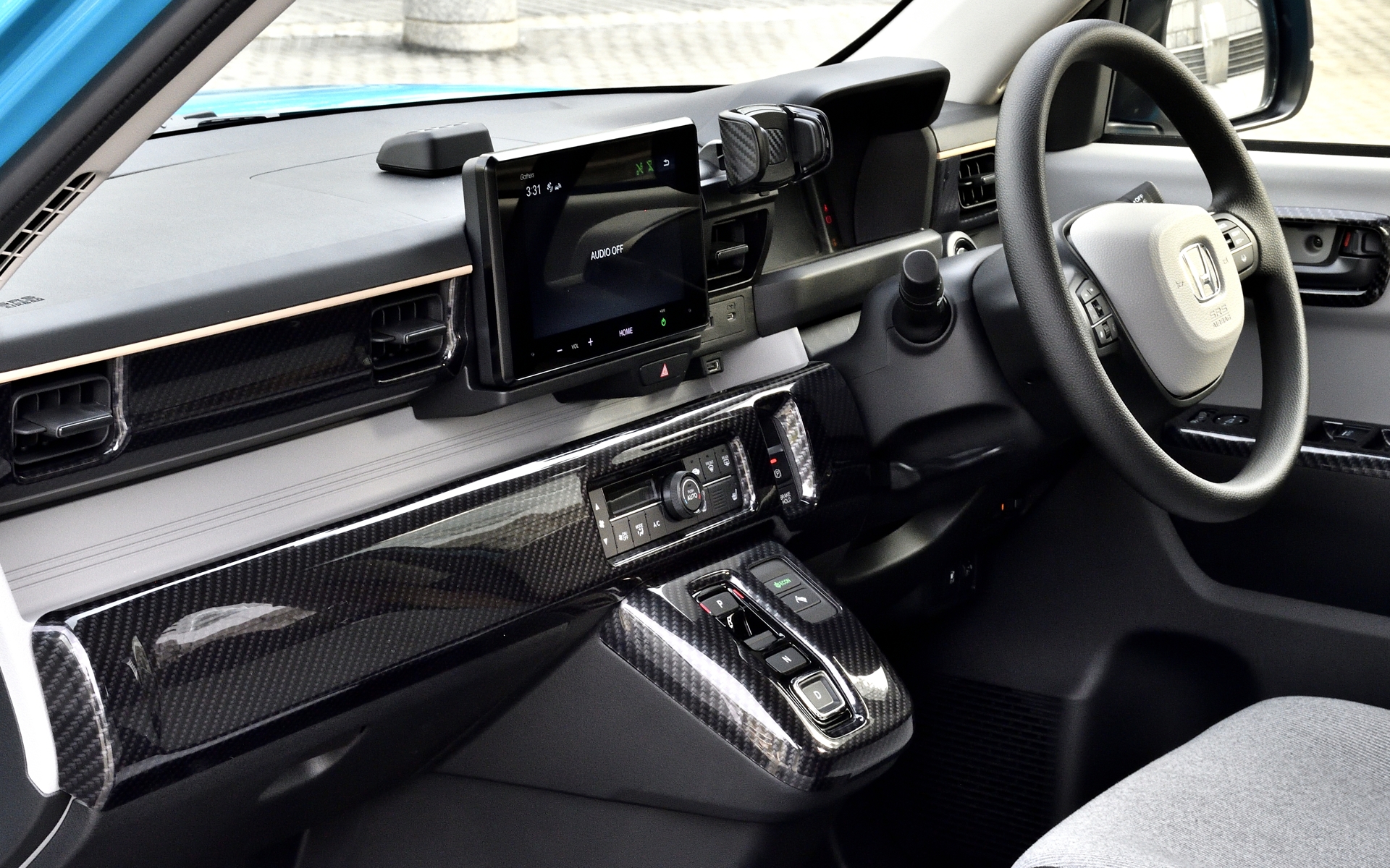 内装にはA-Collectのデジタルカーボン柄のパネルを装着。インパネラインパネル（アッパー1万6500円、ロア1万4300円）、シフトパネル（1万1000円）、PWSWパネル（1万6500円）、ドアベゼルパネル（1万4300円）