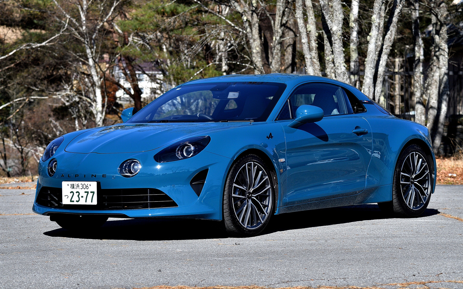 「A110 GTS」は「A110 S」の高いスポーツ性能と「A110 GT」の快適性を併せ持つモデル。ボディサイズは4205×1800×1250mm（全長×全幅×全高）。エンジンの最高出力は221kW（300PS）/6300rpm、最大トルクは340Nm（34.6kgfm）/2400rpmを発生。タイヤサイズはフロント215/40R18、リア245/40R18