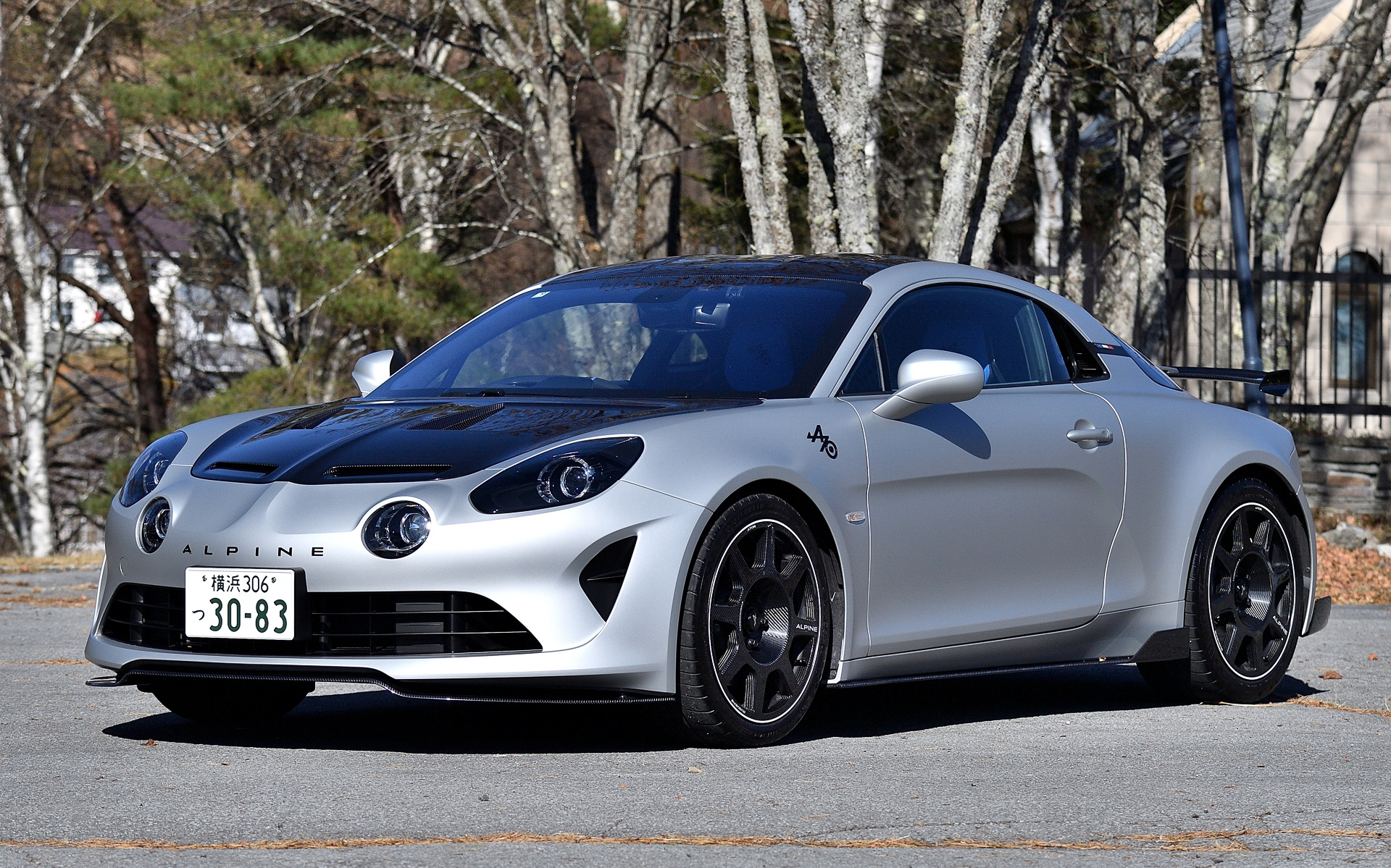 「A110 R 70」は徹底的な軽量化による運動性能の向上を目指し、フロントボンネット、 ルーフ、リアフード、リアスポイラー、さらに18インチホイールも軽量なカーボンを採用。エアインテーク付きフロントボンネット、大型ディフューザー、サイドスカート、スワンネックタイプのリアスポイラーなども搭載する。車両重量は1090kgともともと軽量なA110からさらなる軽量化を実現した。ボディサイズは4255×1800×1240mm（全長×全幅×全高）。エンジンの最高出力は221kW（300PS）/6300rpm、最大トルクは340Nm（34.6kgfm）/2400rpmを発生する。タイヤサイズはフロント215/40R18、リア245/40R18