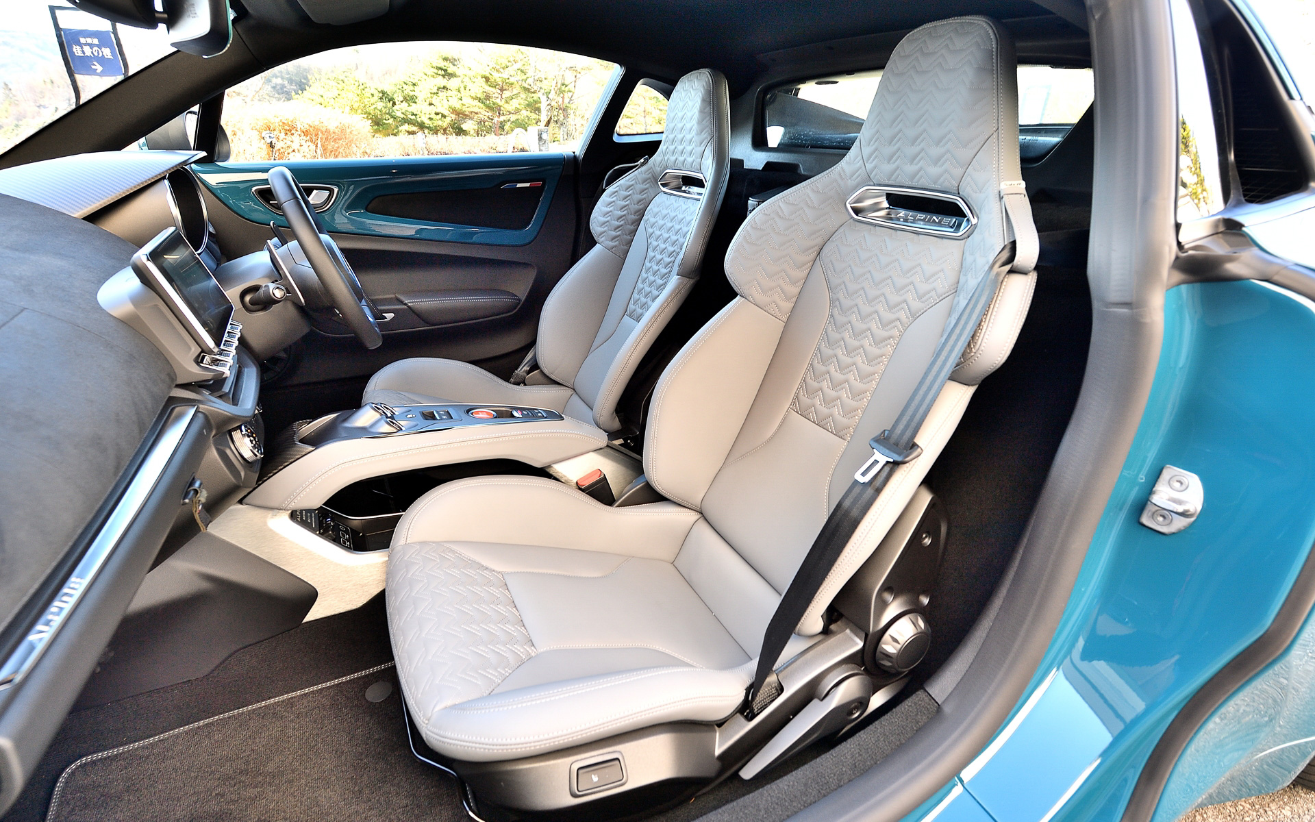 「A110 GTS」は「A110 S」の高いスポーツ性能と「A110 GT」の快適性を併せ持つモデル。ボディサイズは4205×1800×1250mm（全長×全幅×全高）。エンジンの最高出力は221kW（300PS）/6300rpm、最大トルクは340Nm（34.6kgfm）/2400rpmを発生。タイヤサイズはフロント215/40R18、リア245/40R18