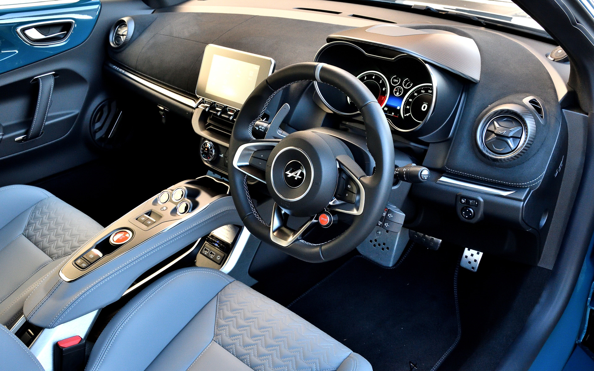 「A110 GTS」は「A110 S」の高いスポーツ性能と「A110 GT」の快適性を併せ持つモデル。ボディサイズは4205×1800×1250mm（全長×全幅×全高）。エンジンの最高出力は221kW（300PS）/6300rpm、最大トルクは340Nm（34.6kgfm）/2400rpmを発生。タイヤサイズはフロント215/40R18、リア245/40R18